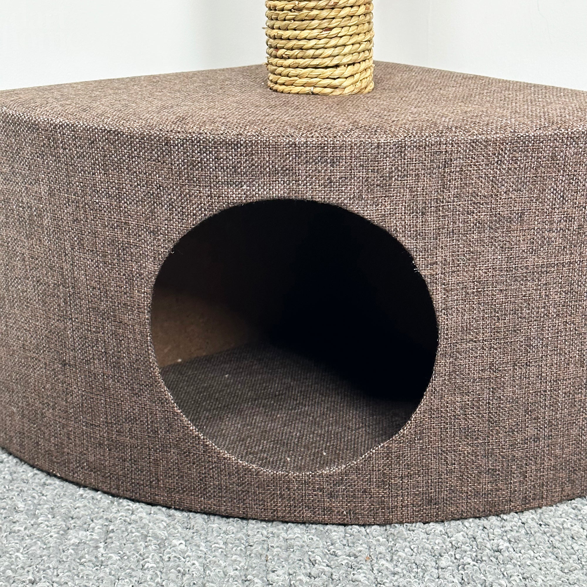 Brauner Eckkratzbaum für Katzen
