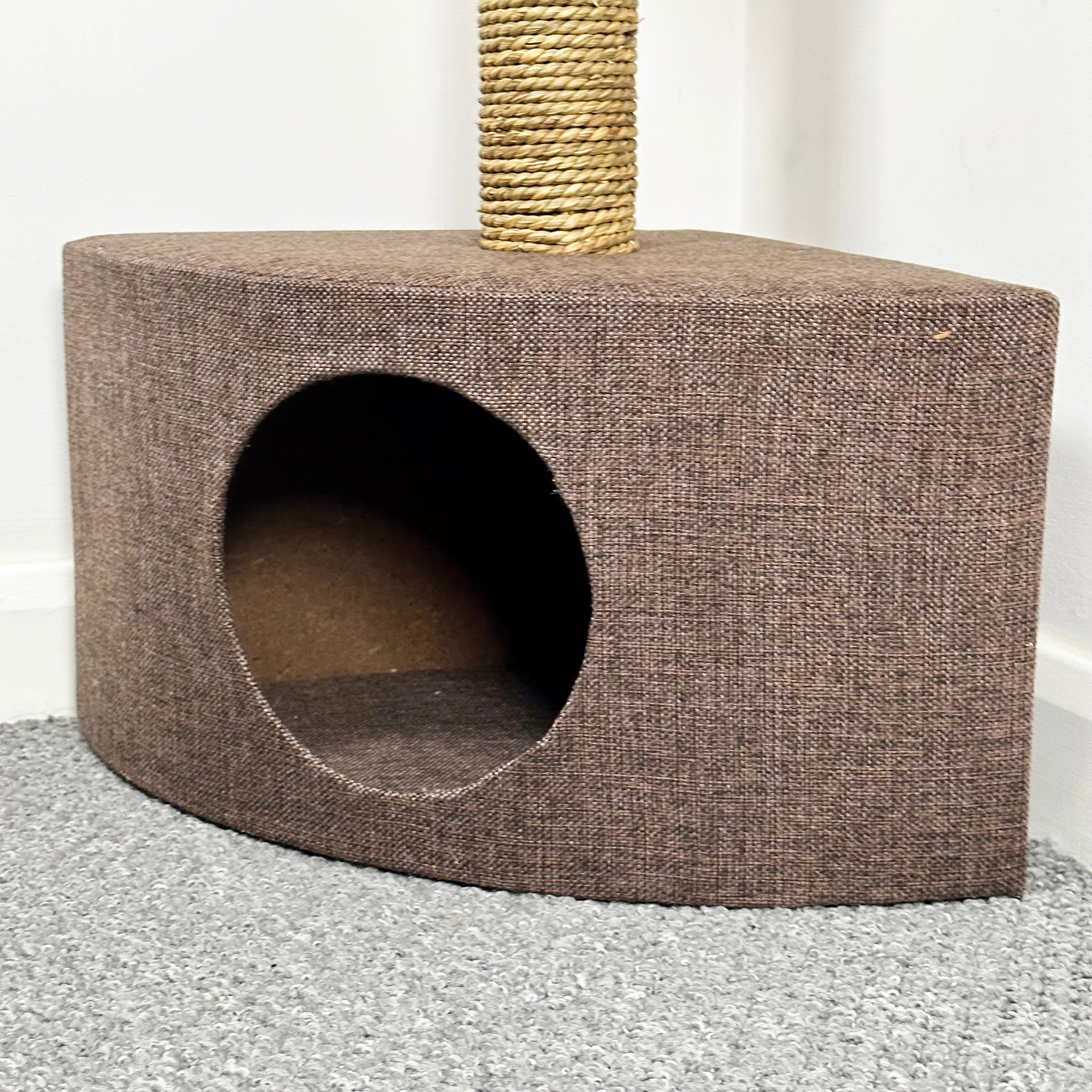Brauner Eckkratzbaum für Katzen