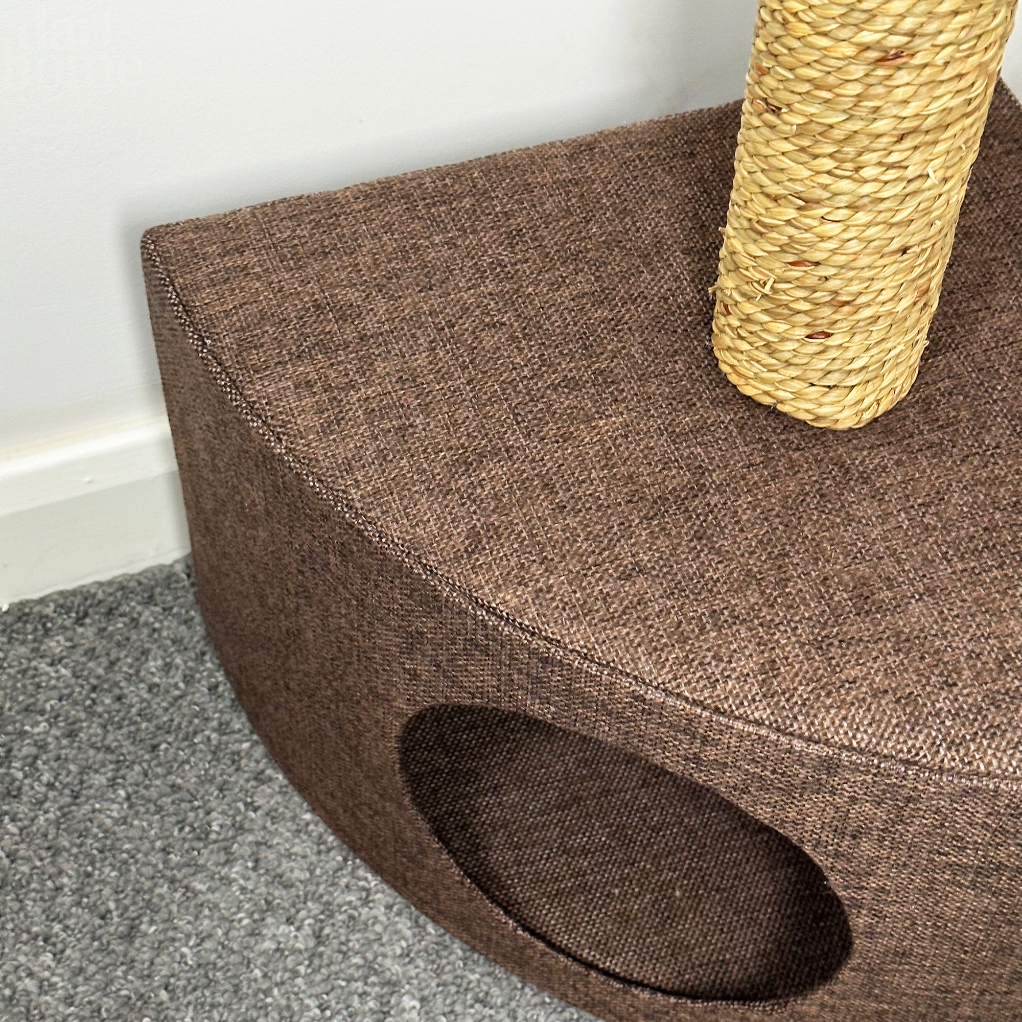 Brauner Eckkratzbaum für Katzen