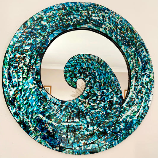Blauer Mosaikspiegel im Wellenstil, 40 cm