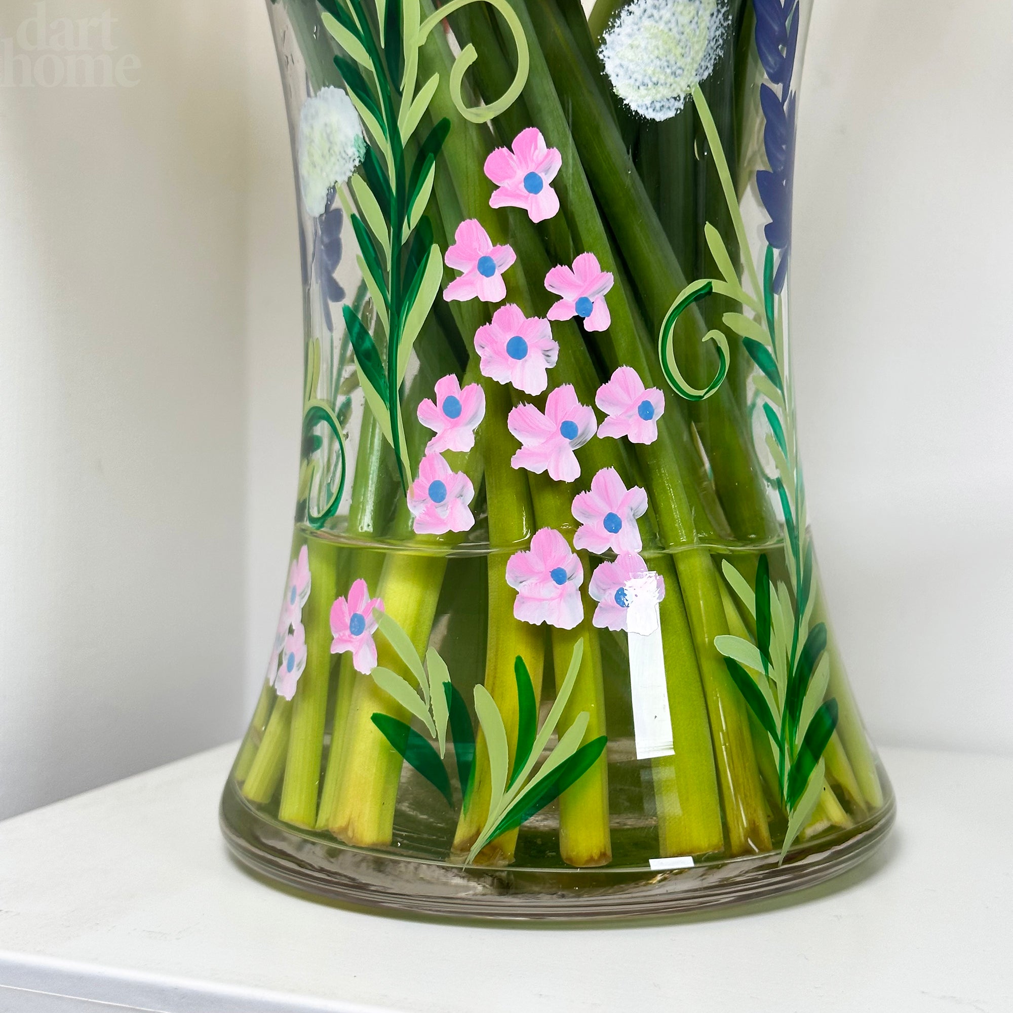 Handbemalte Glasvase mit botanischen Schmetterlingen