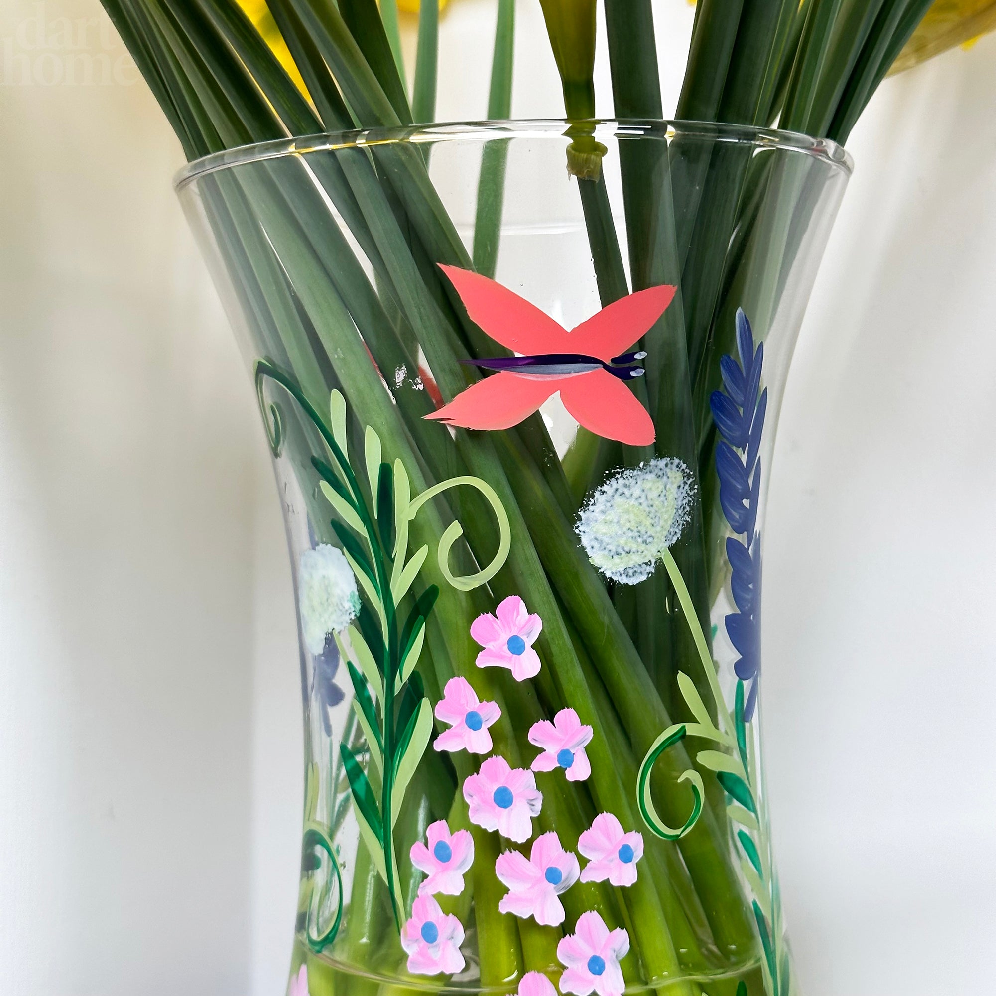 Handbemalte Glasvase mit botanischen Schmetterlingen