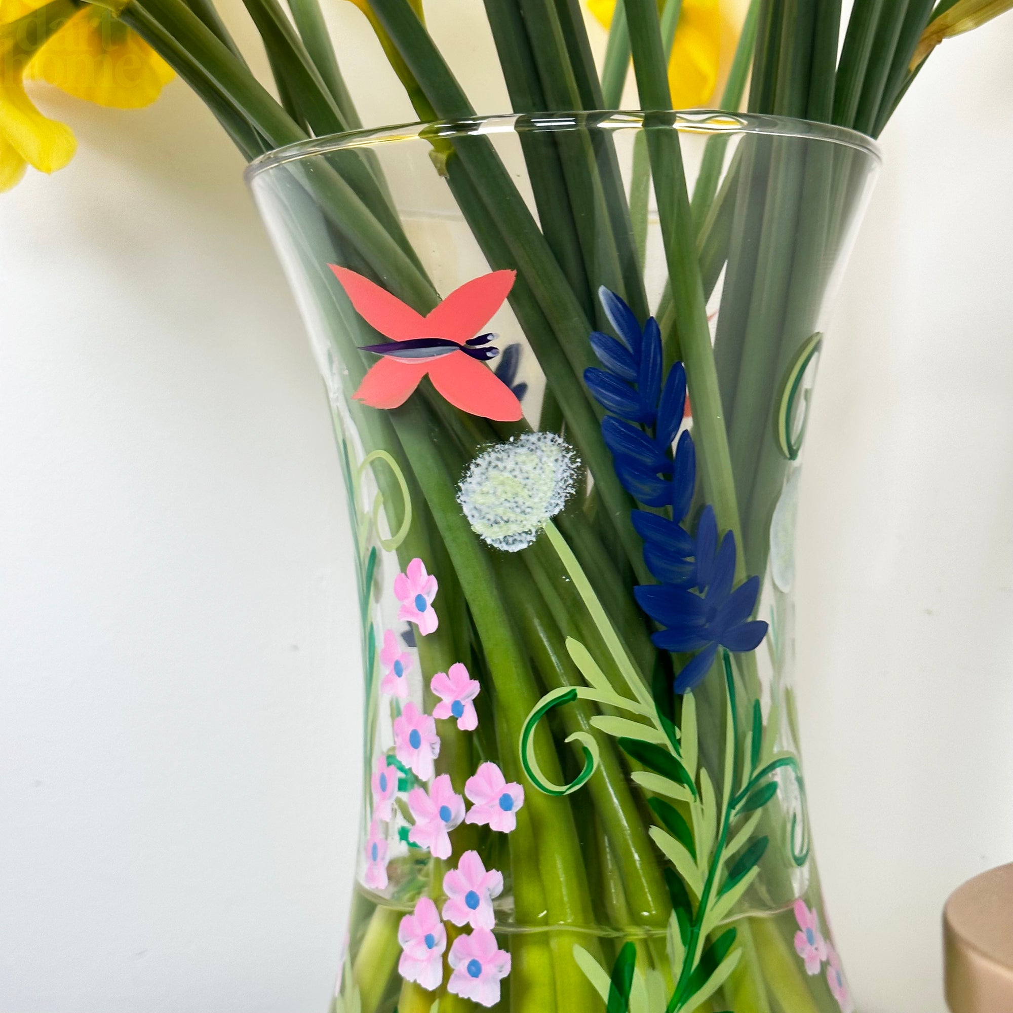 Handbemalte Glasvase mit botanischen Schmetterlingen