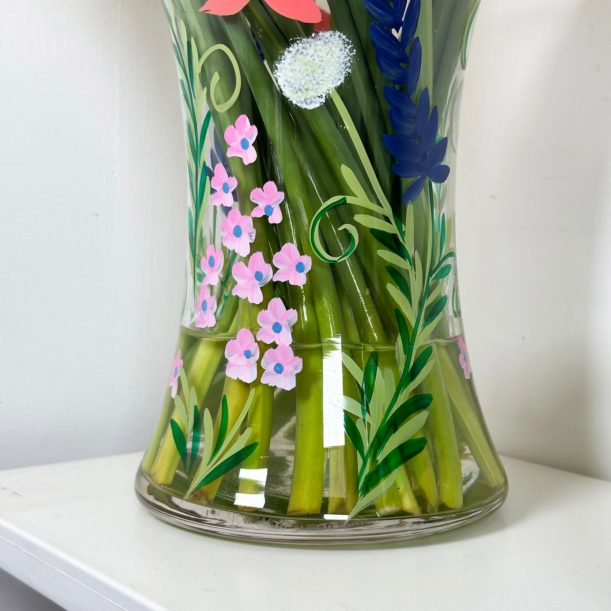 Handbemalte Glasvase mit botanischen Schmetterlingen