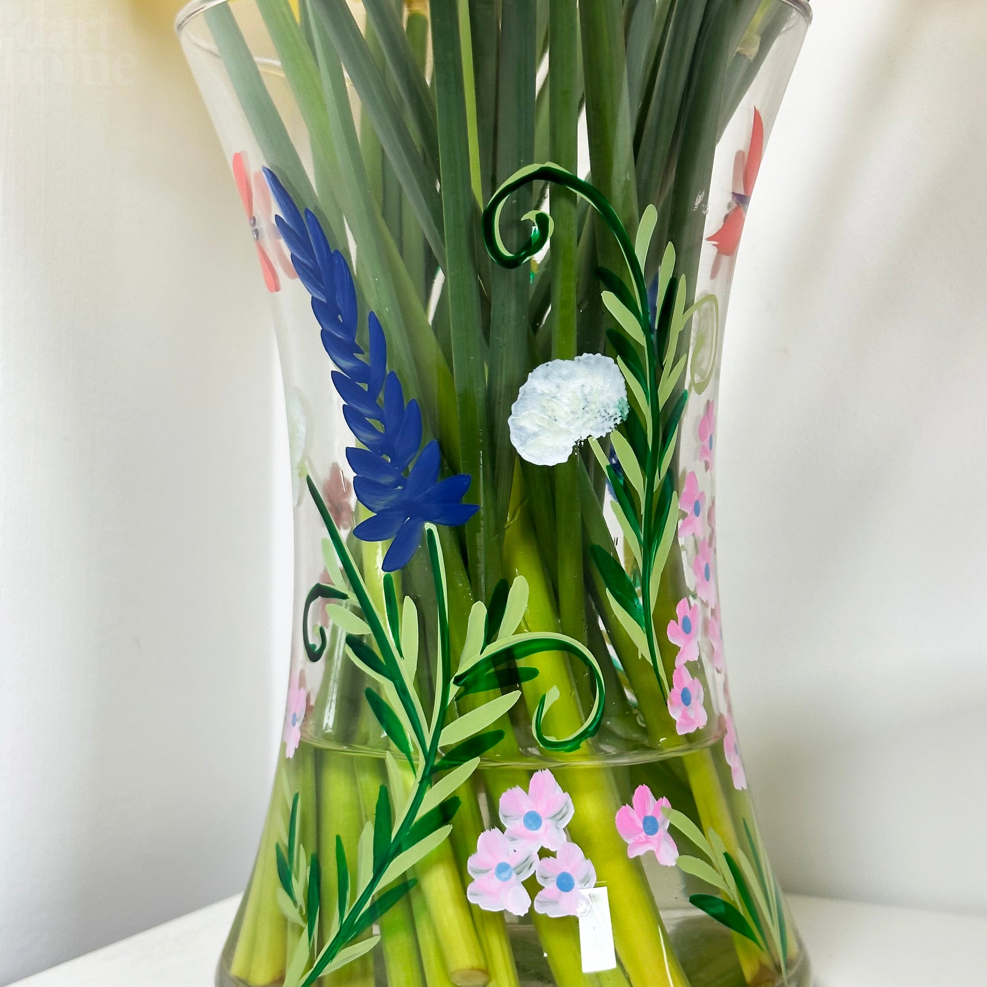 Handbemalte Glasvase mit botanischen Schmetterlingen