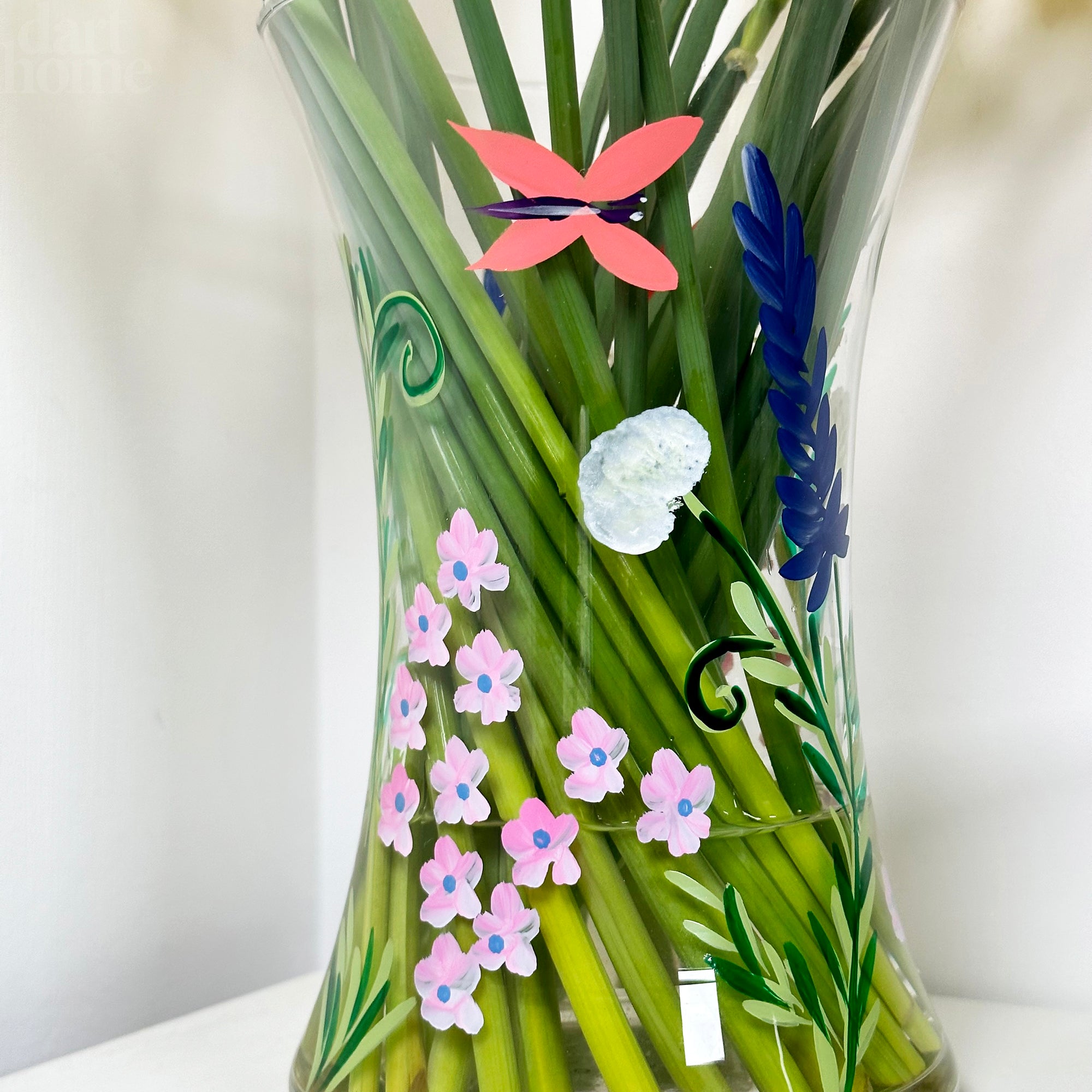 Handbemalte Glasvase mit botanischen Schmetterlingen