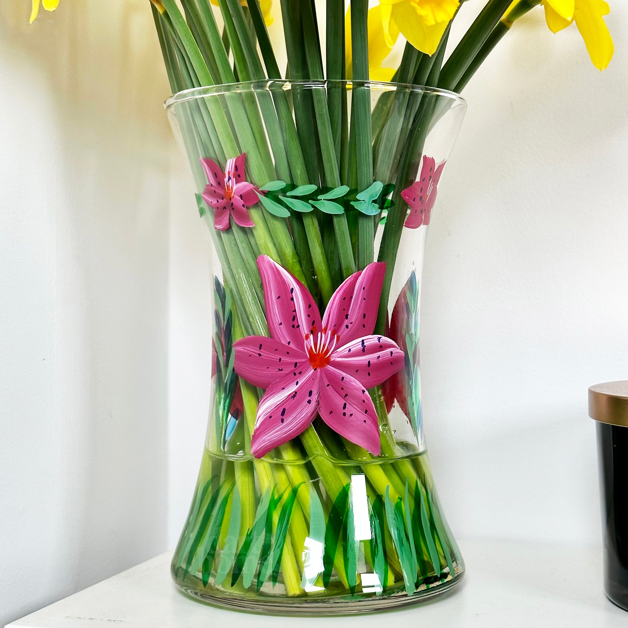 Handbemalte rosa Lilienvase aus Glas