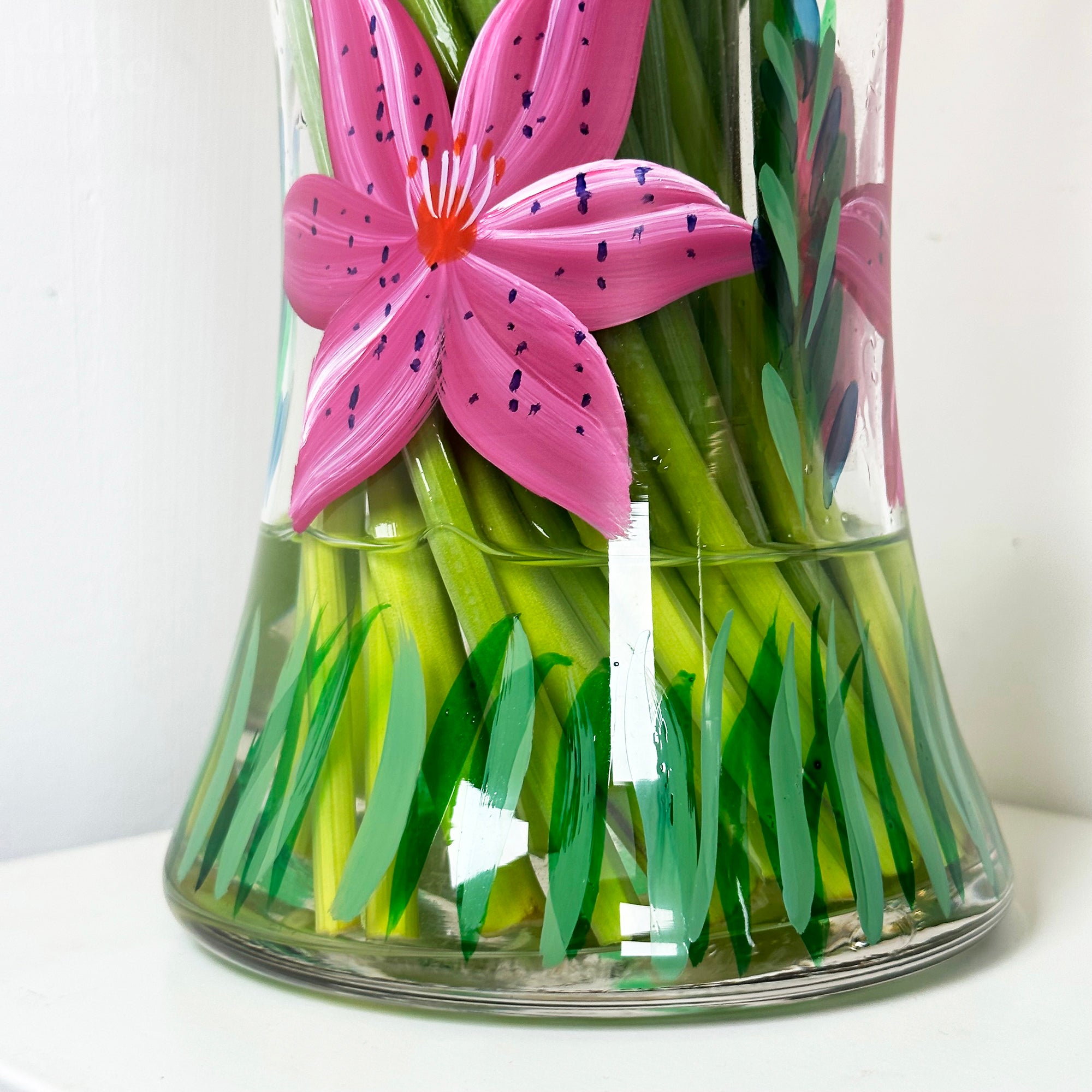 Handbemalte rosa Lilienvase aus Glas