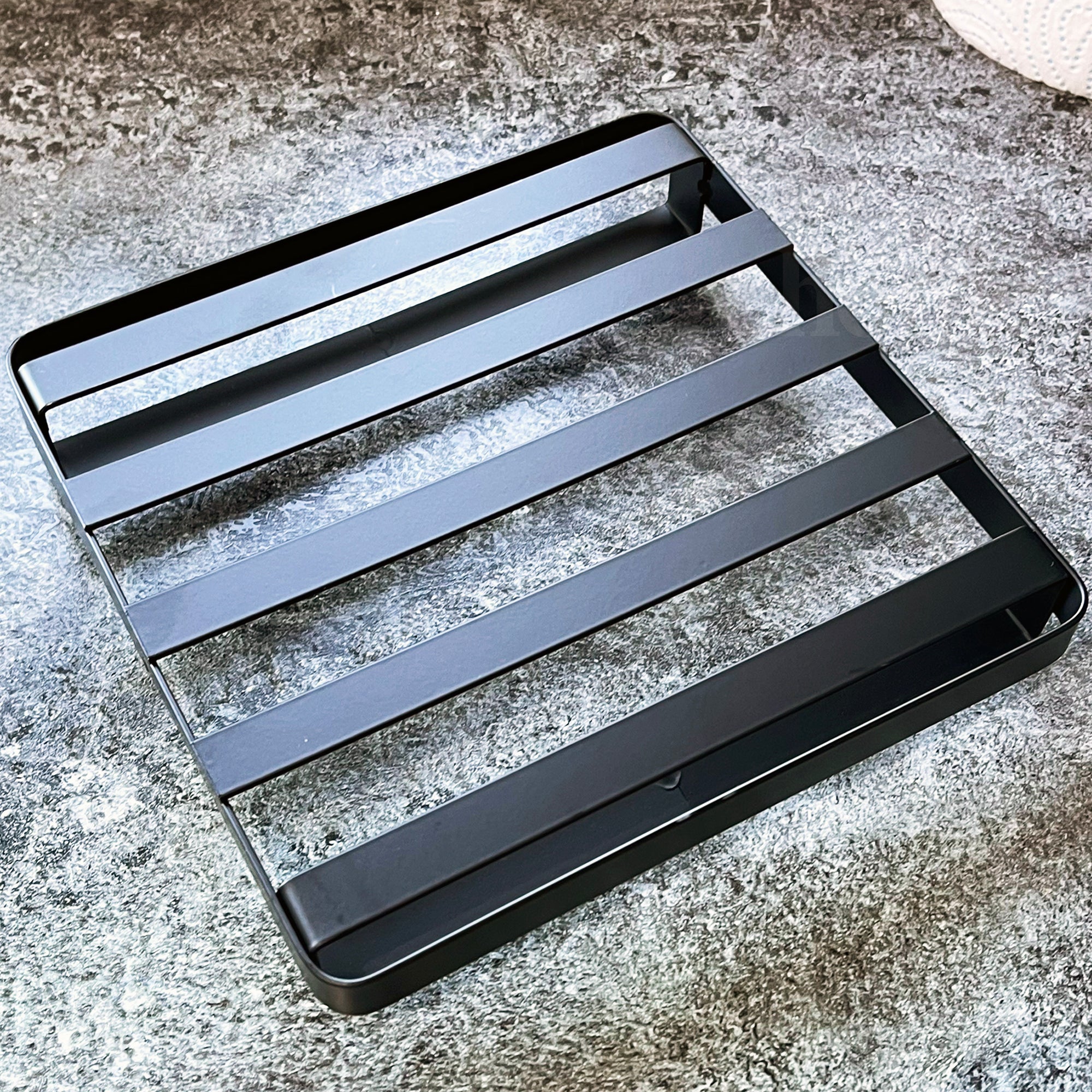 Monochromer schwarzer quadratischer Untersetzer