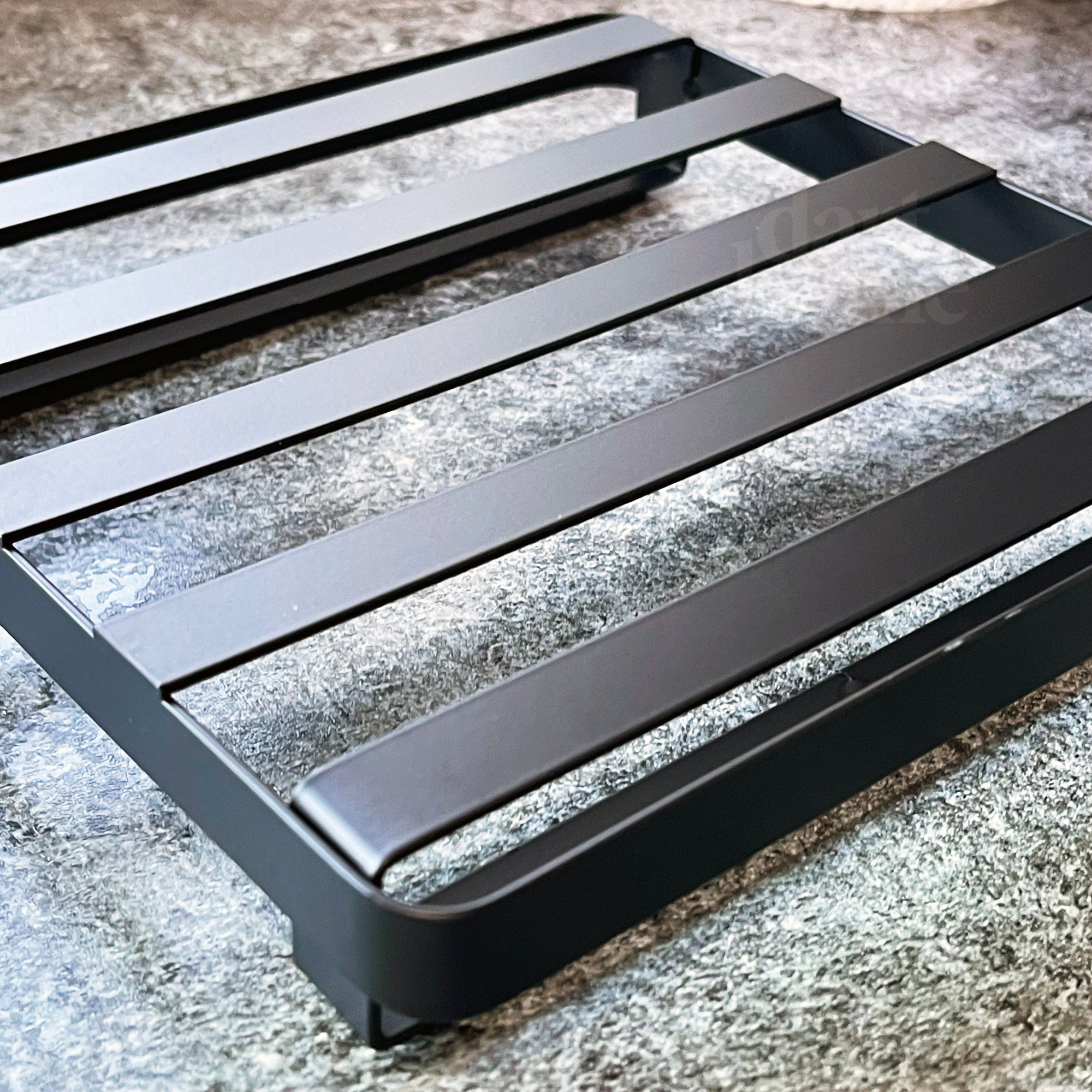 Monochromer schwarzer quadratischer Untersetzer