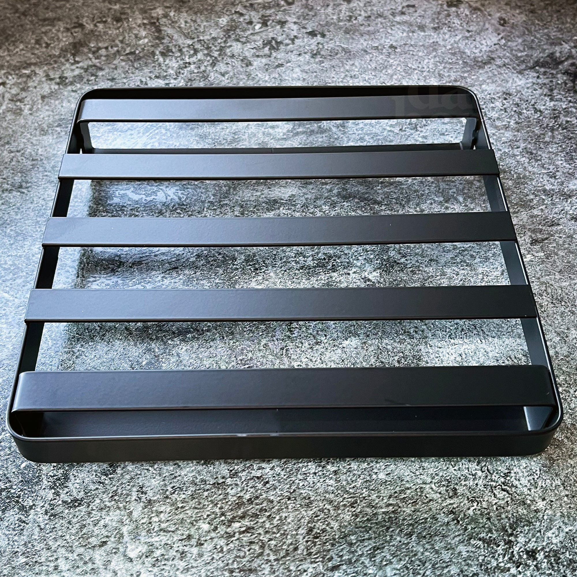 Monochromer schwarzer quadratischer Untersetzer