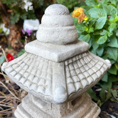 Japanische Steinpagode-Gartenskulptur