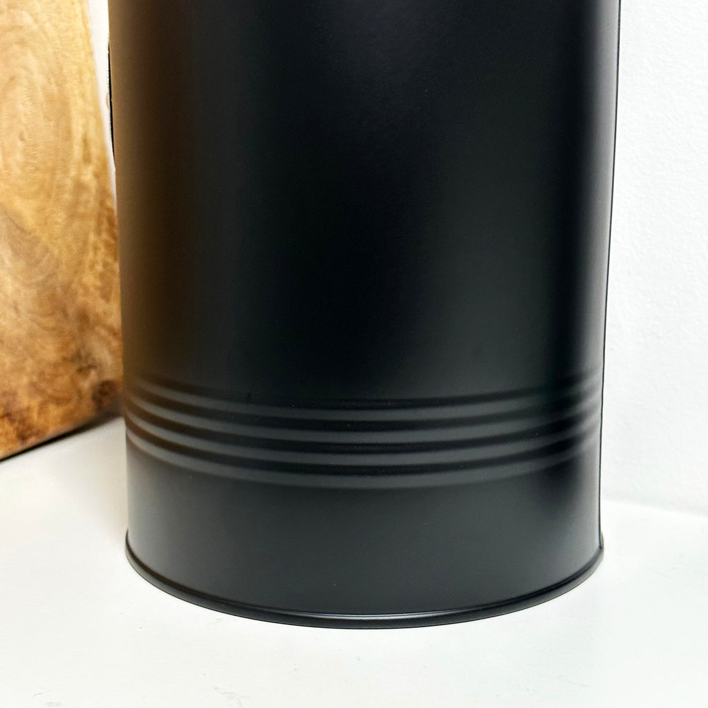 Utensilienhalter aus mattschwarzem Metall