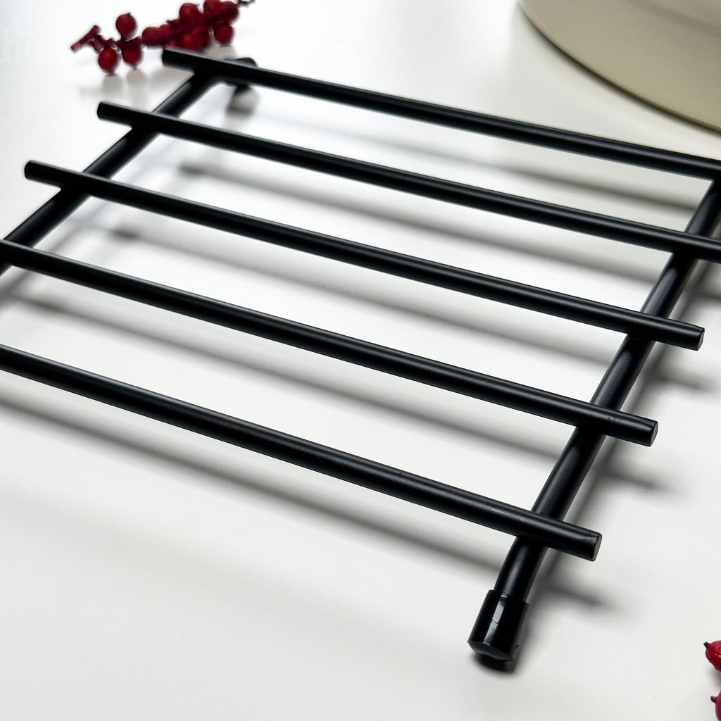 Quadratischer Untersetzer aus schwarzem Stahl