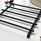Quadratischer Untersetzer aus schwarzem Stahl
