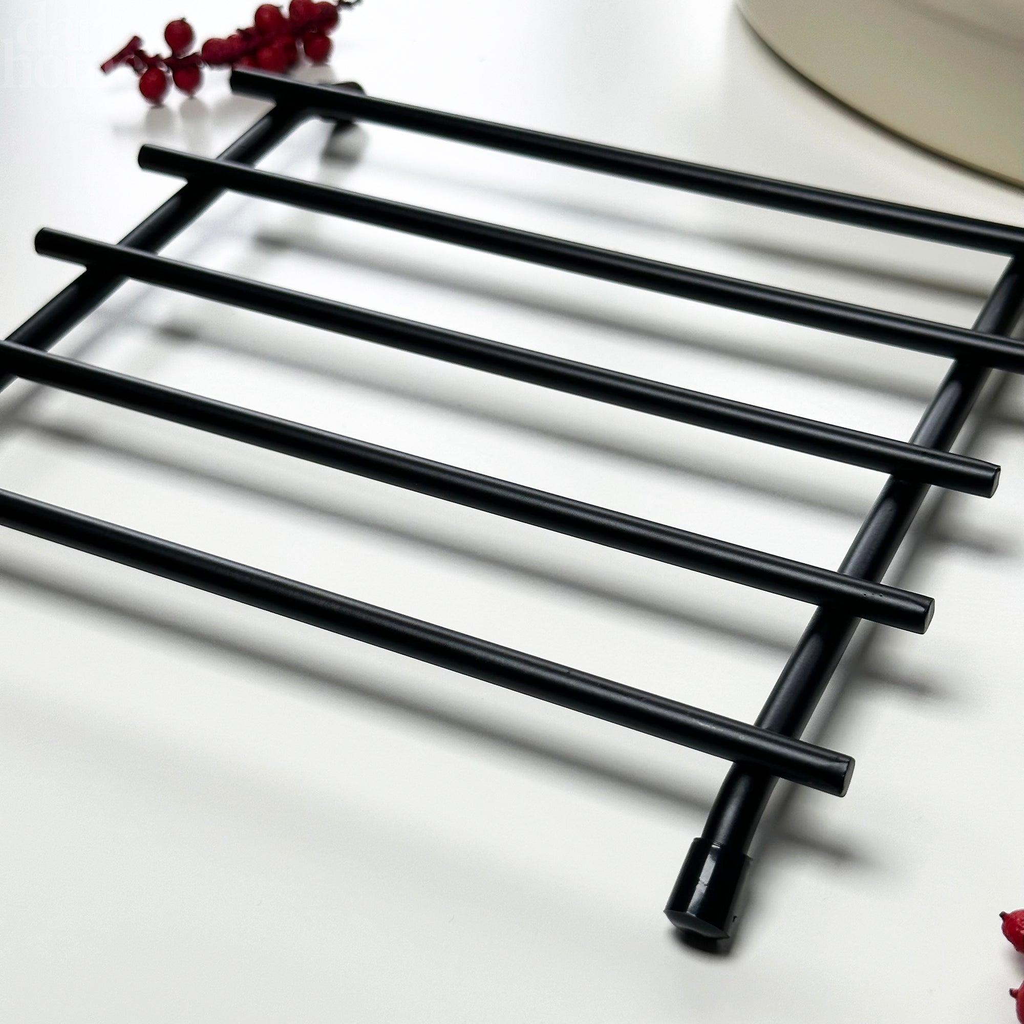 Quadratischer Untersetzer aus schwarzem Stahl