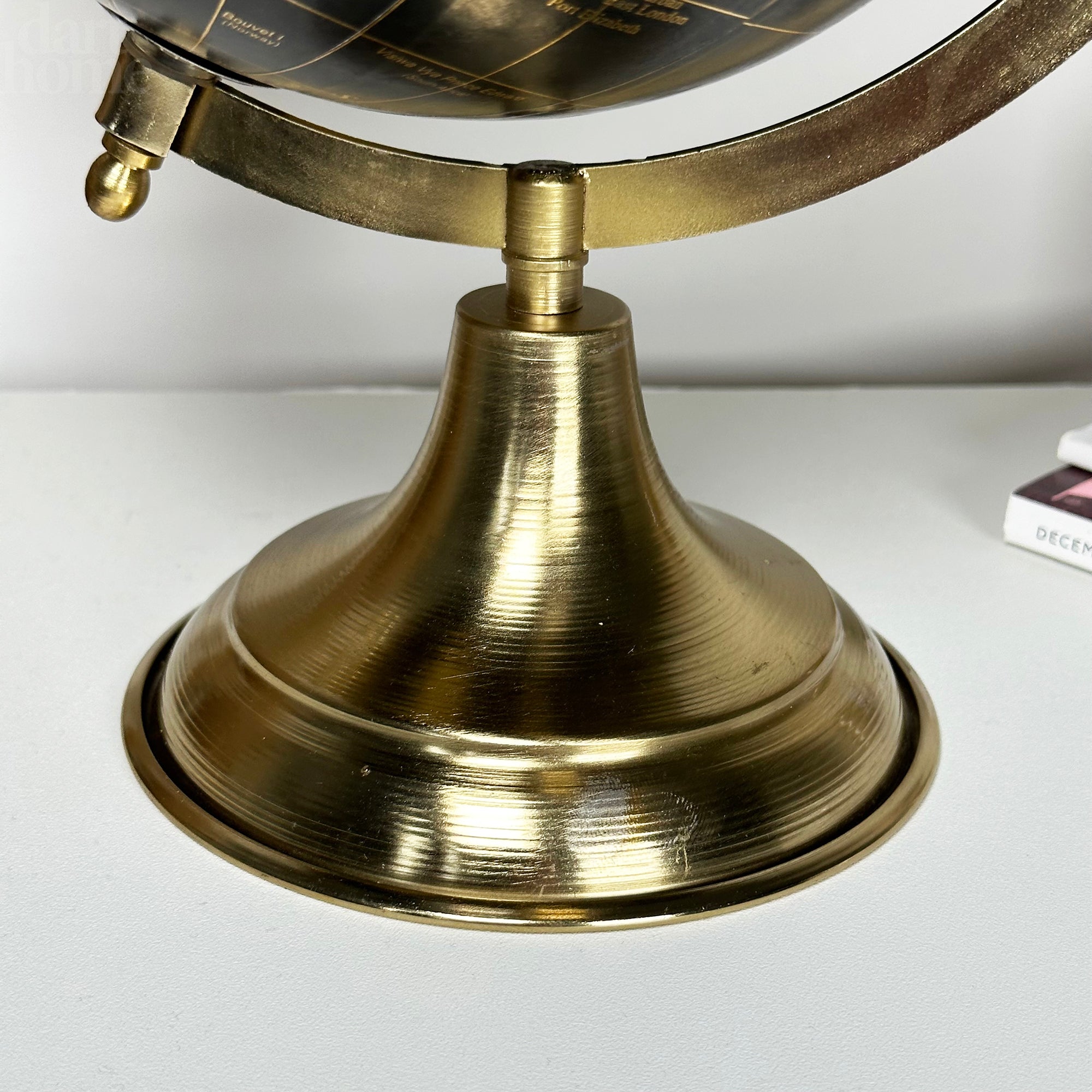Dekorativer Globus auf goldenem Metallständer