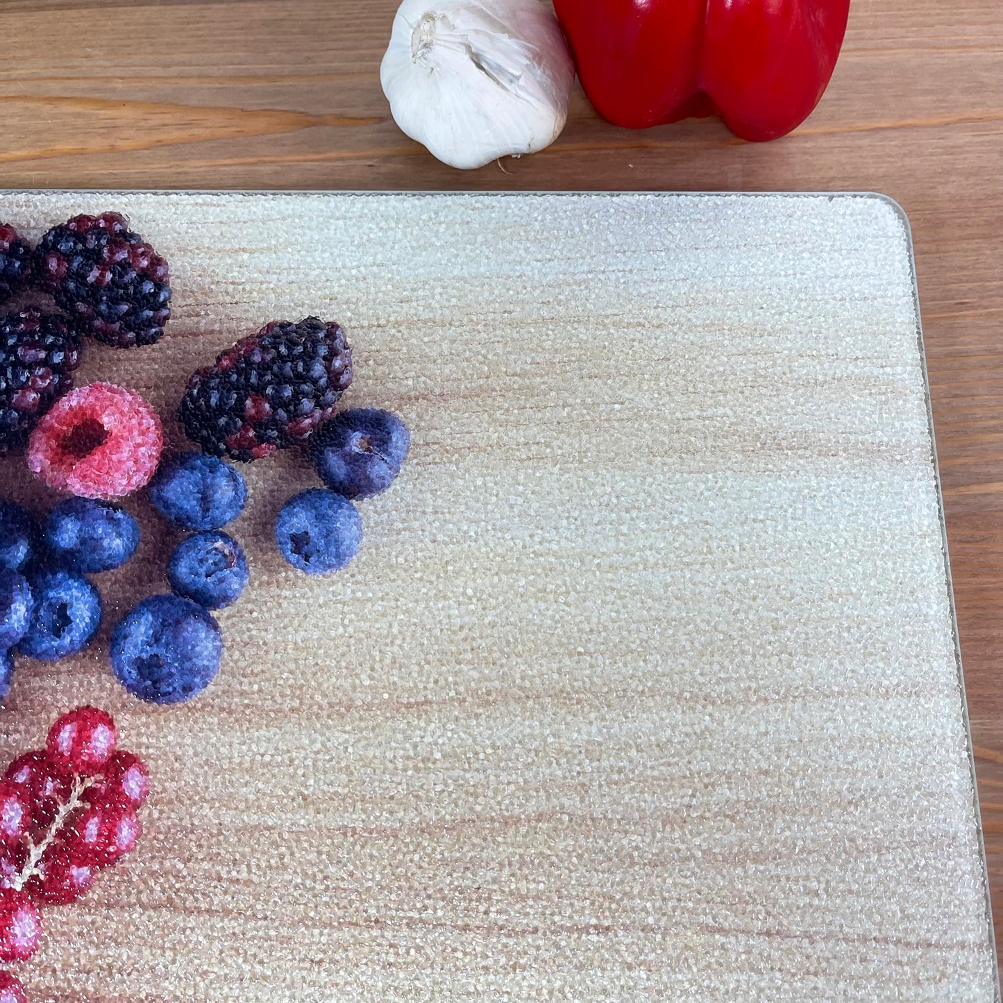 Glasschneidebrett mit gemischten Beeren