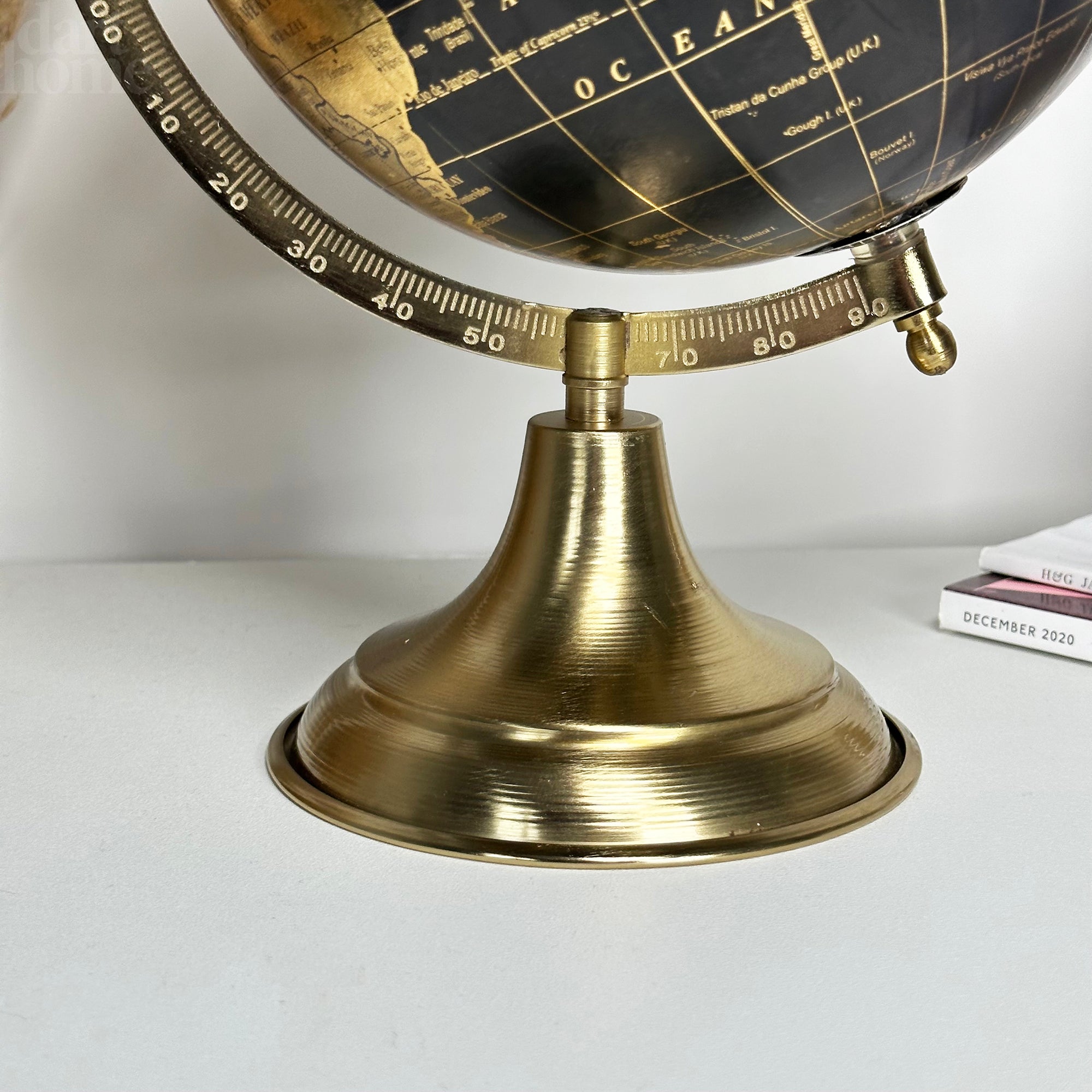 Dekorativer Globus auf goldenem Metallständer