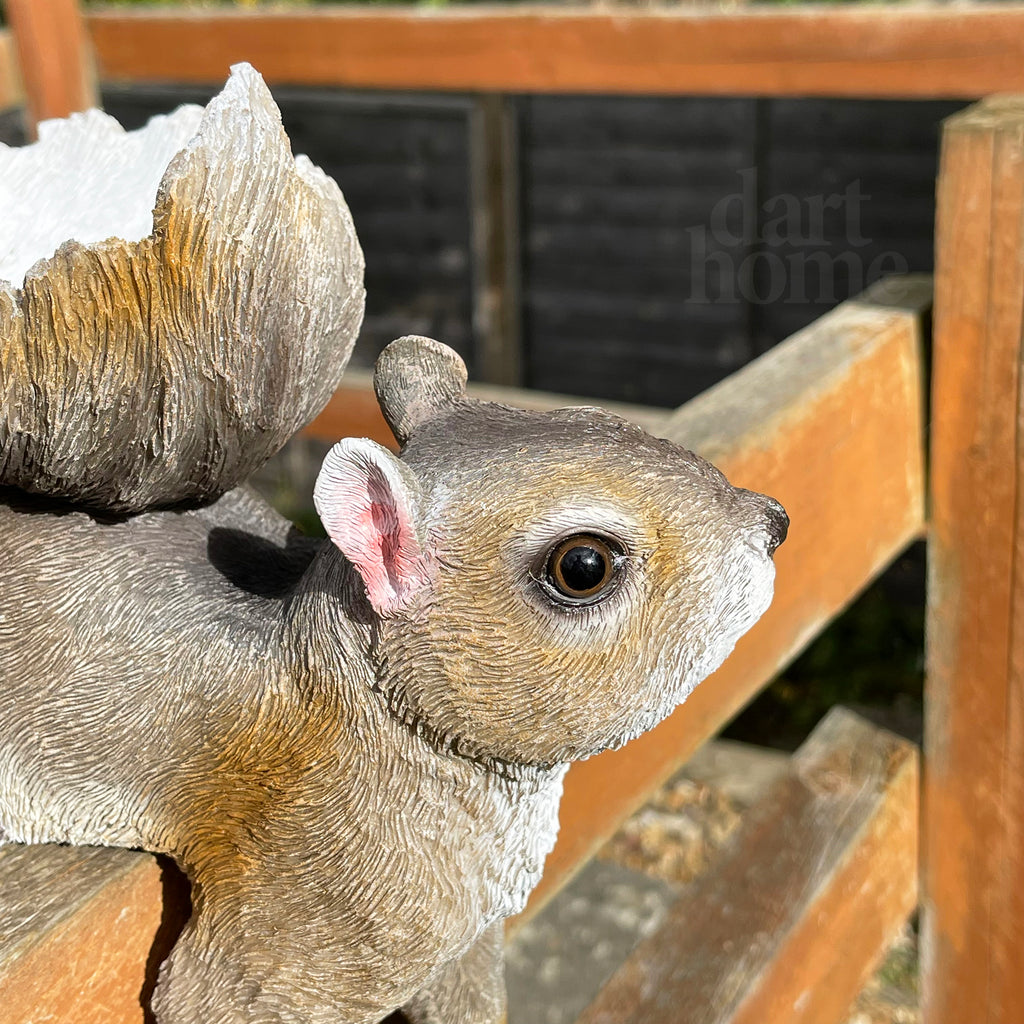 Eichhörnchen-Vogelfutterstation aus Kunstharz, am Zaun montiert
