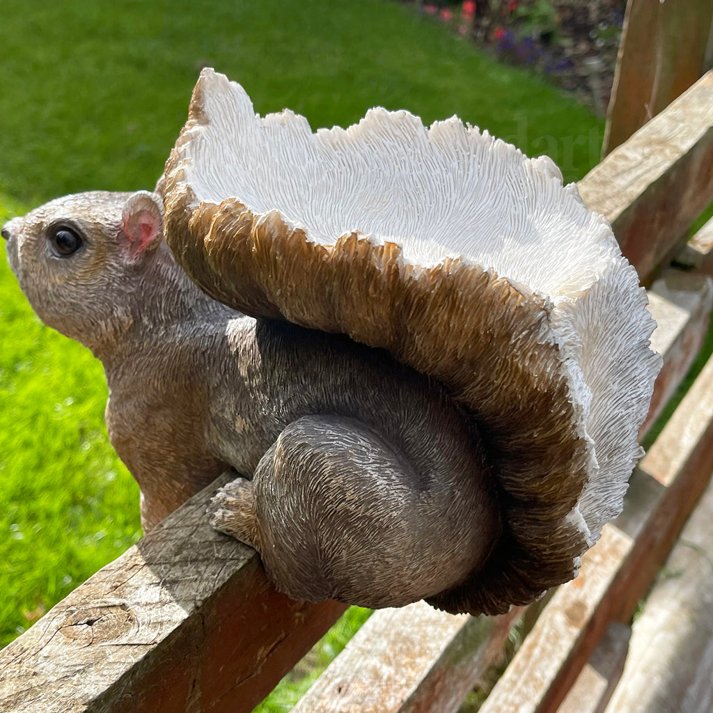 Eichhörnchen-Vogelfutterstation aus Kunstharz, am Zaun montiert
