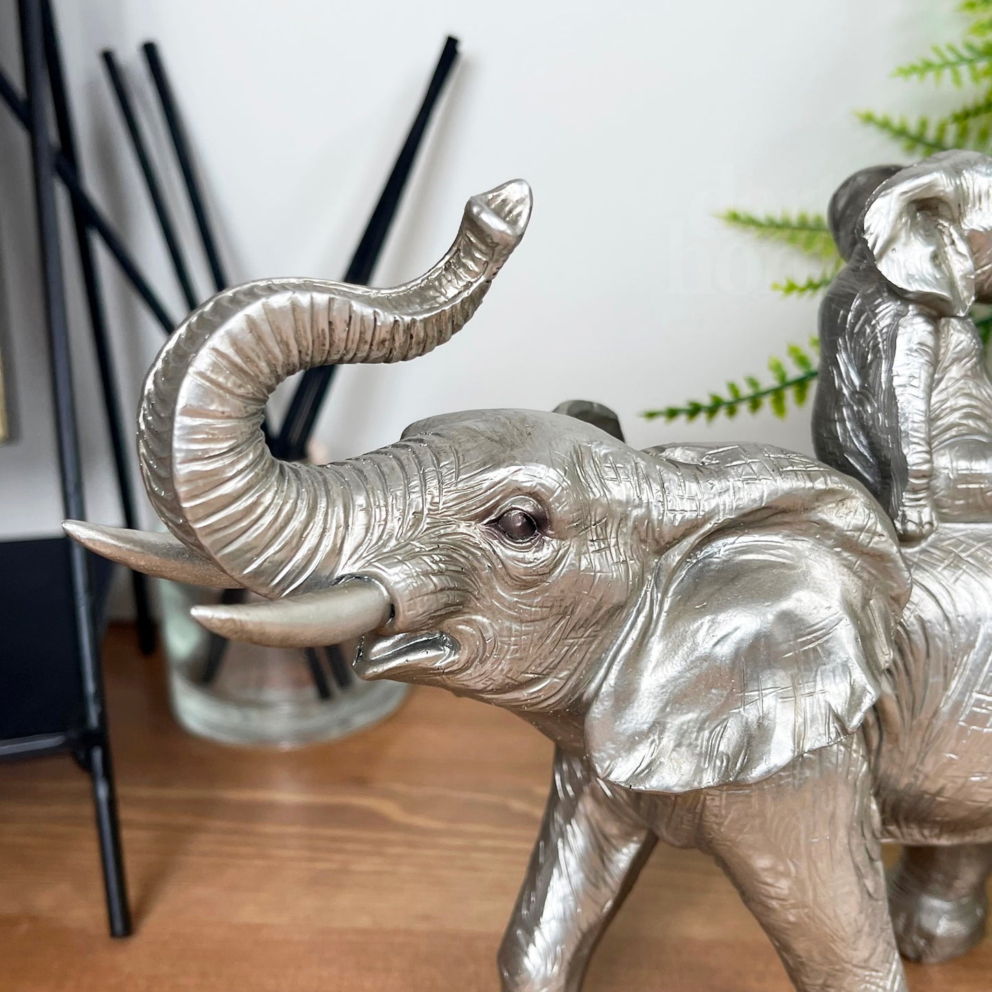 Silbernes Elefanten-Ornament mit Kälbern