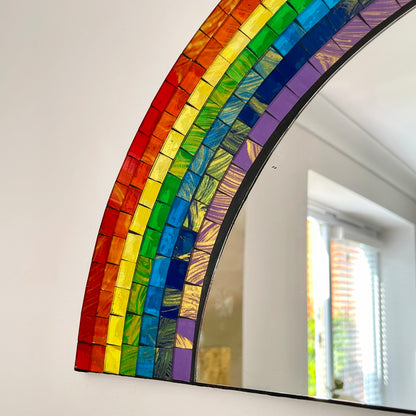 Handgefertigter Mosaik-Regenbogenspiegel