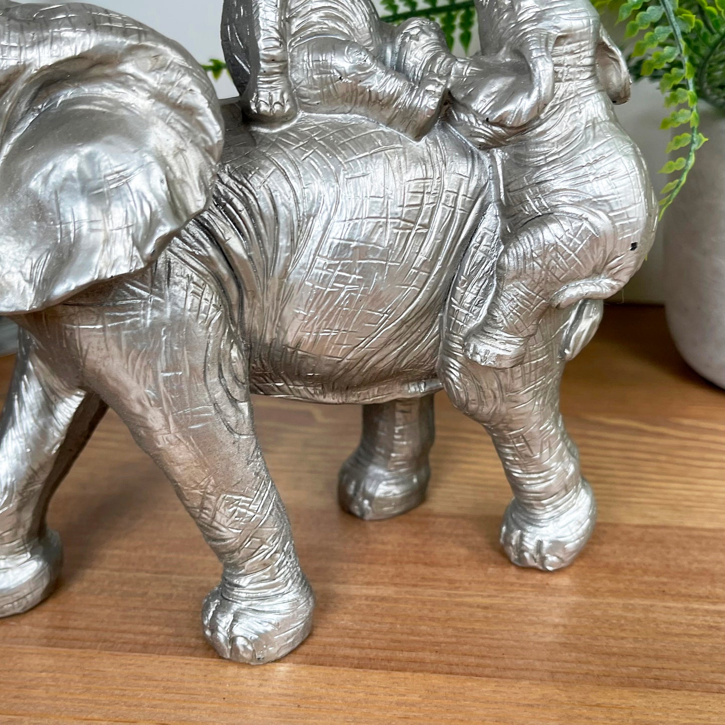 Silbernes Elefanten-Ornament mit Kälbern