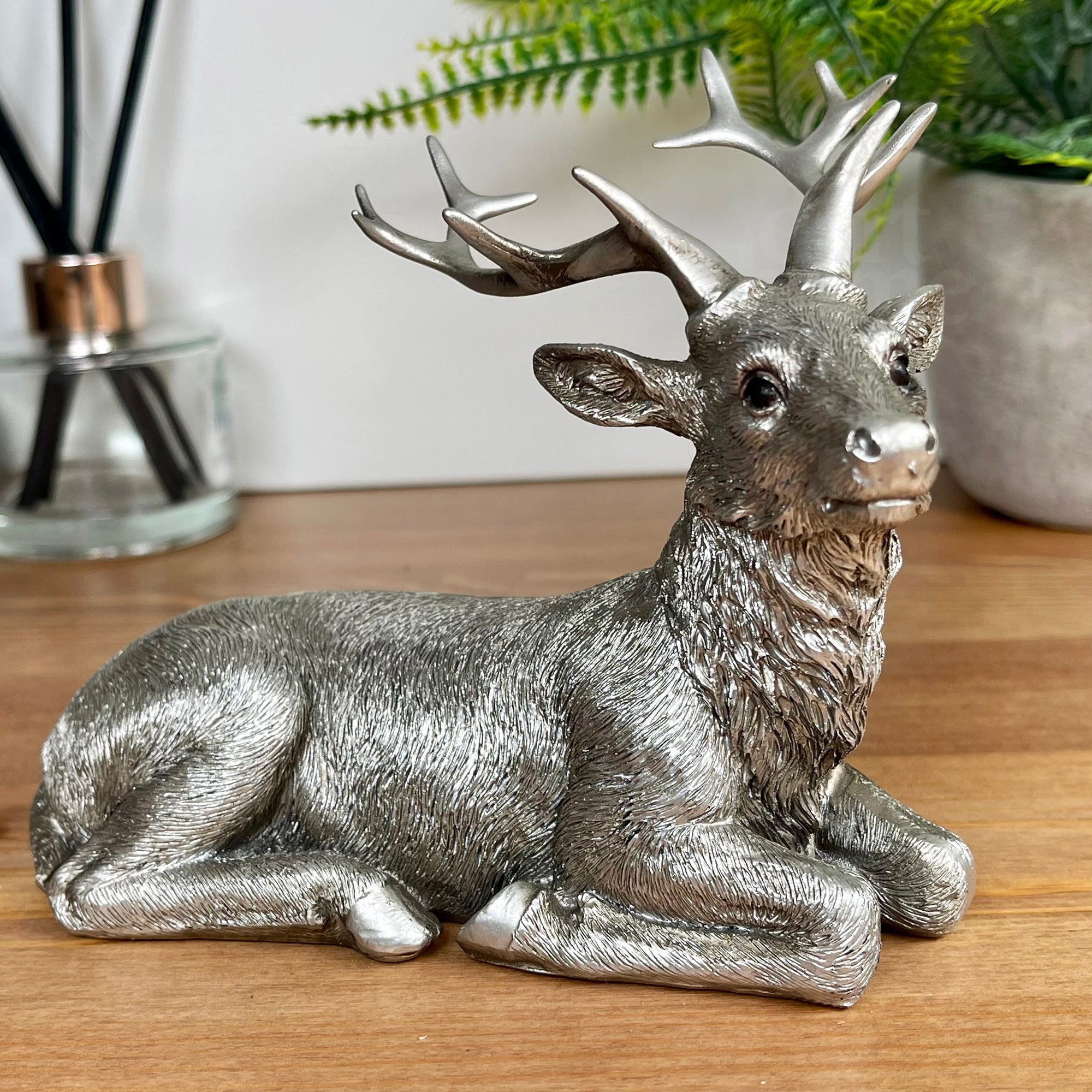 Silberne liegende Hirschfigur