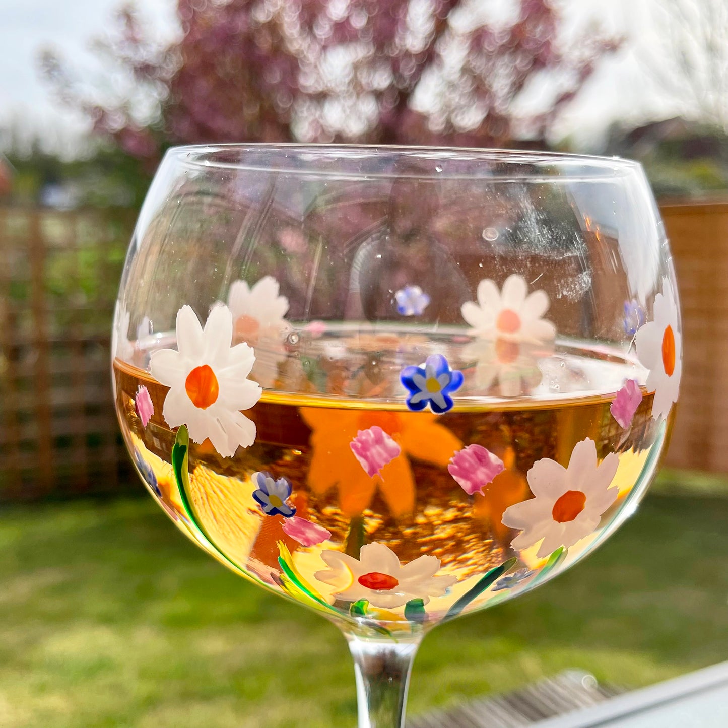 Handbemaltes Gänseblümchen-Ballon-Gin-Glas