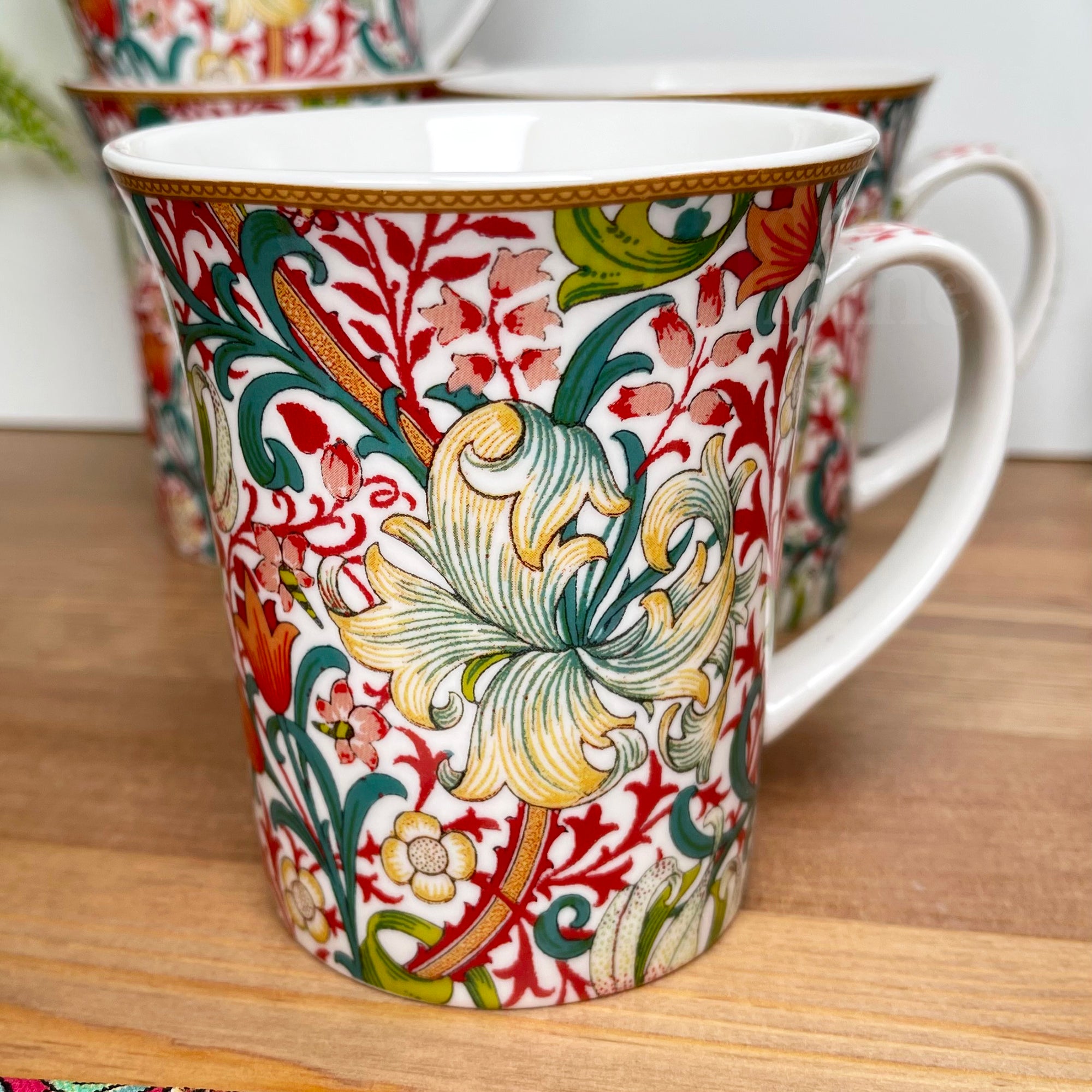 Feines William Morris Tassenset mit goldener Lilie aus Porzellan