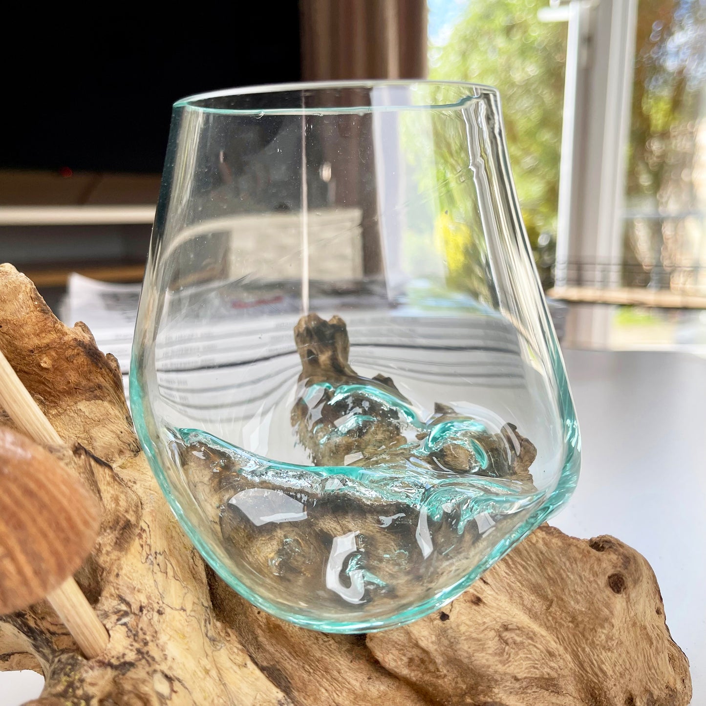 11 cm große Schüssel aus geschmolzenem Glas mit Wurzelständer aus Teakholz und Pilzen