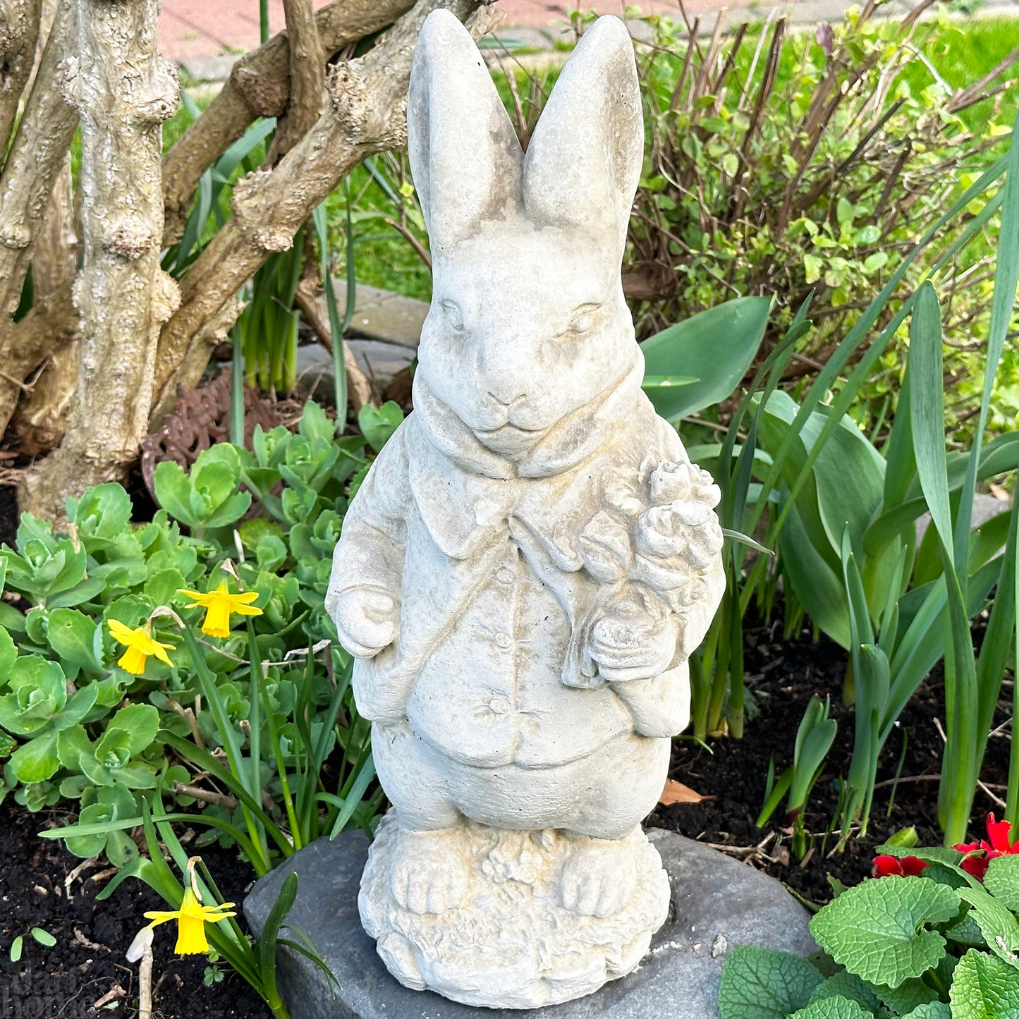 Gartenstatuen „Herr und Frau Kaninchen“ aus Stein