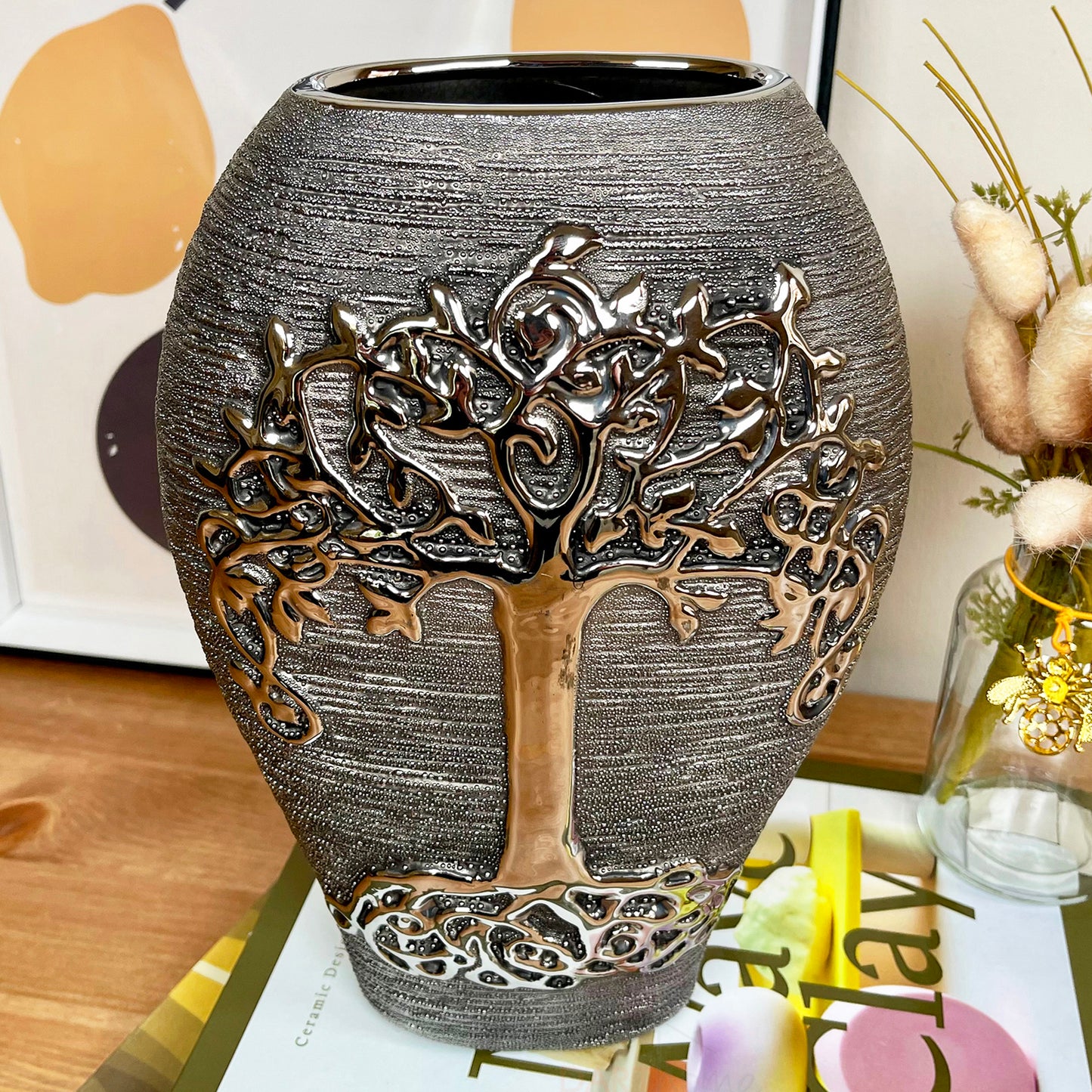 Rotgussgraue Keramikvase mit Baum des Lebens