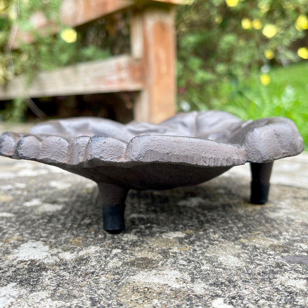 Vogelhäuschen „Hand of Hope“ aus Gusseisen