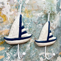 Paar weiße und blaue Bootshaken aus Holz