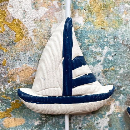 Paar weiße und blaue Bootshaken aus Holz