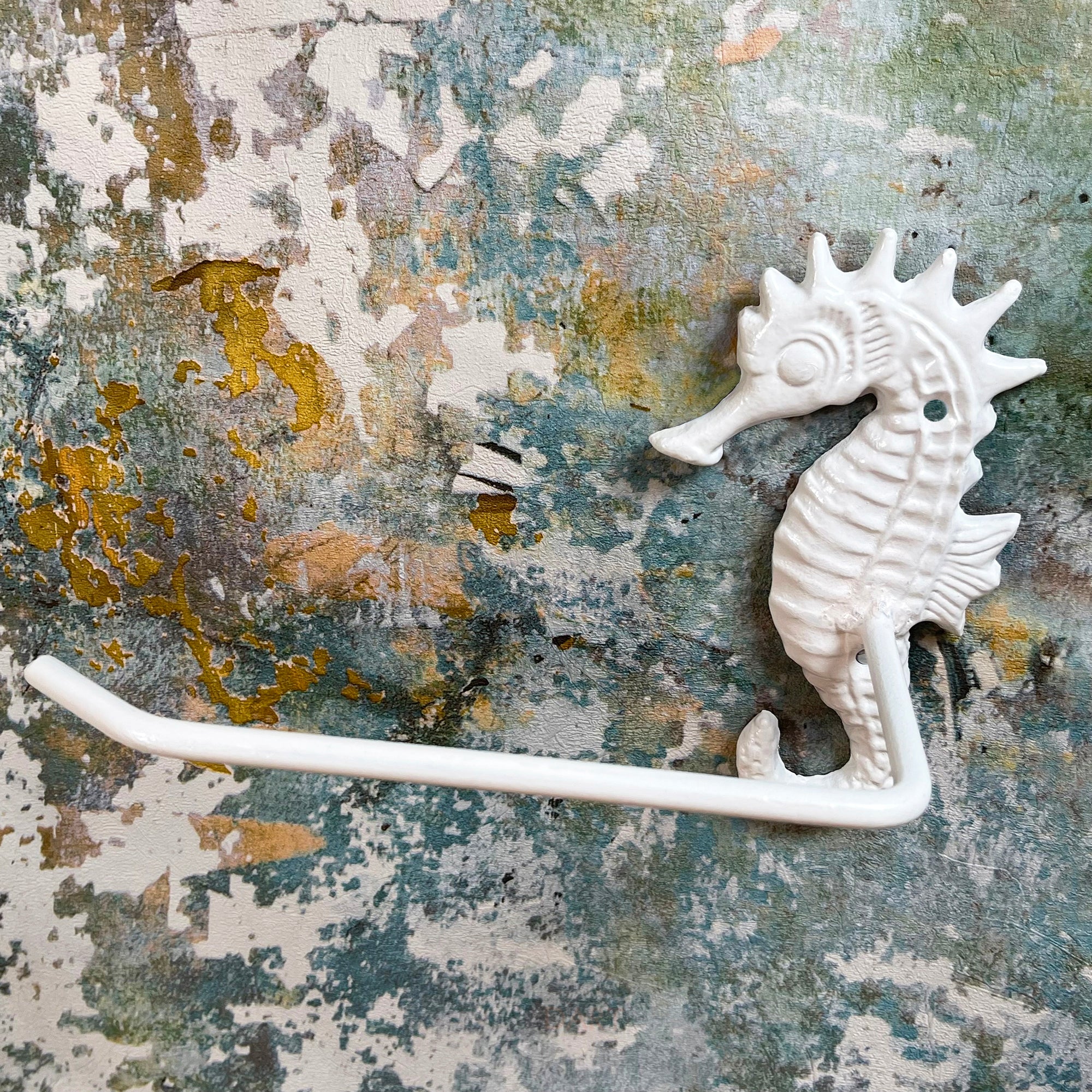 Weißer Seepferdchen-Toilettenpapierhalter aus Metall