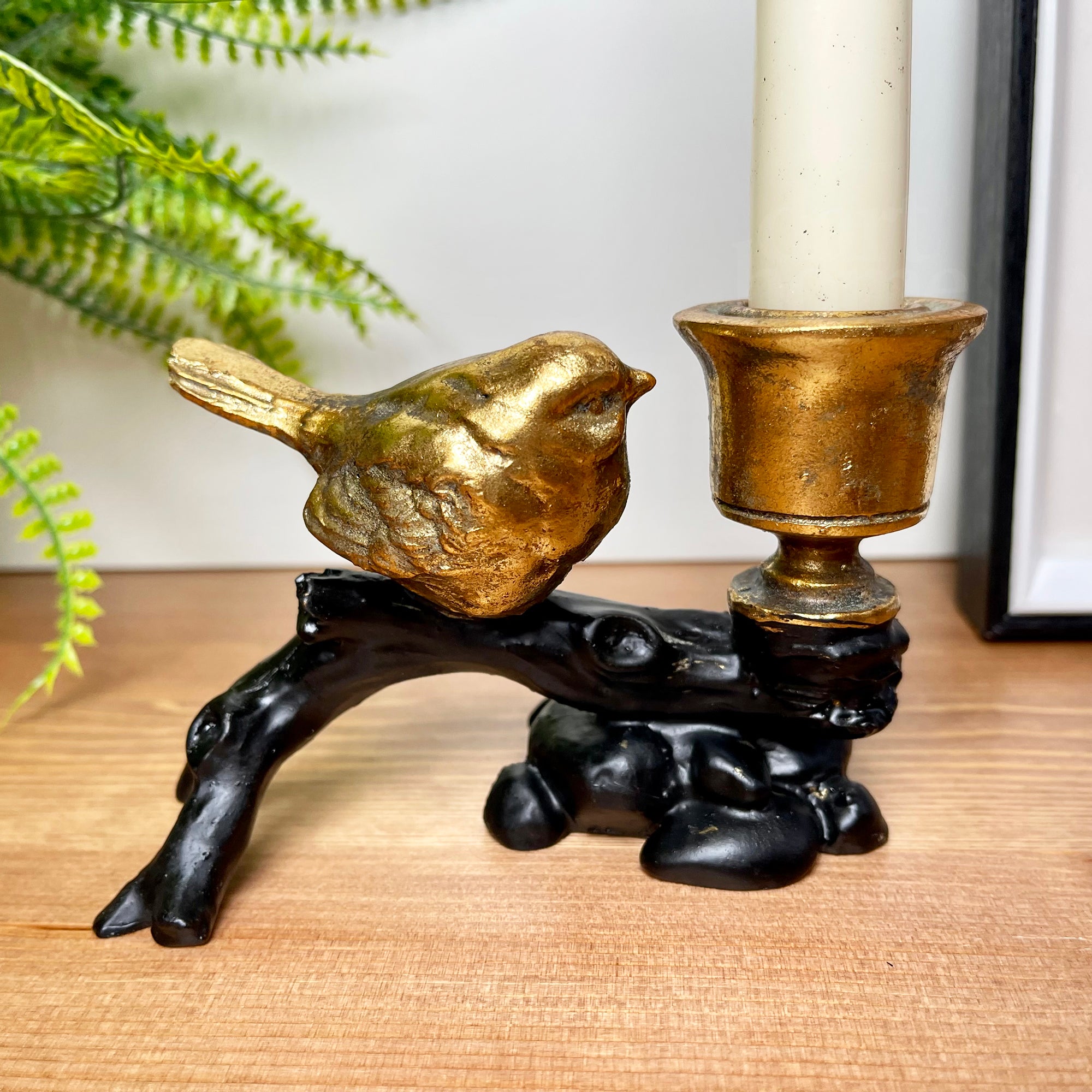 Kerzenhalter mit goldenem Rotkehlchen auf schwarzem Zweig