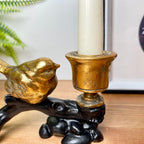 Kerzenhalter mit goldenem Rotkehlchen auf schwarzem Zweig