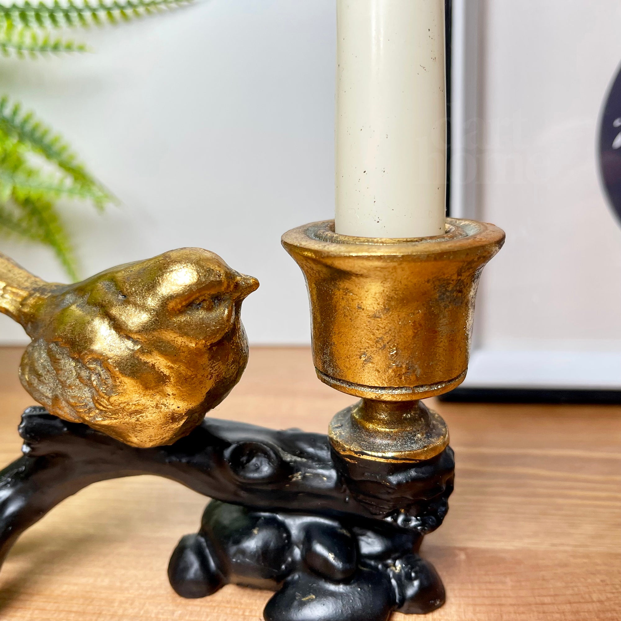 Kerzenhalter mit goldenem Rotkehlchen auf schwarzem Zweig