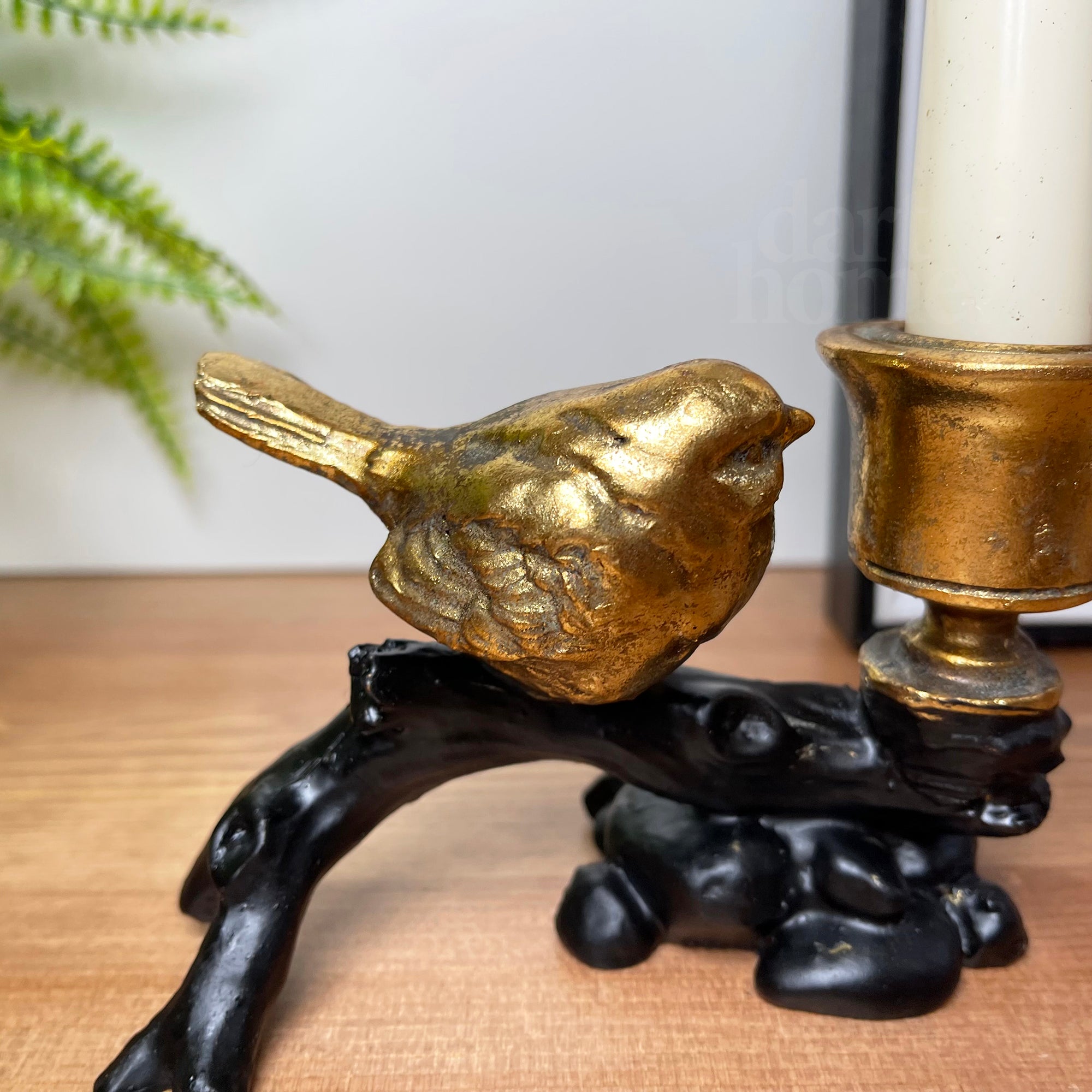 Kerzenhalter mit goldenem Rotkehlchen auf schwarzem Zweig