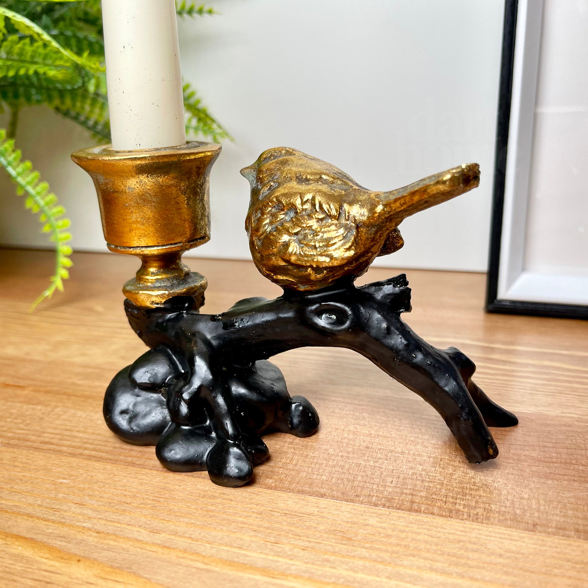 Kerzenhalter mit goldenem Rotkehlchen auf schwarzem Zweig