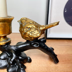 Kerzenhalter mit goldenem Rotkehlchen auf schwarzem Zweig