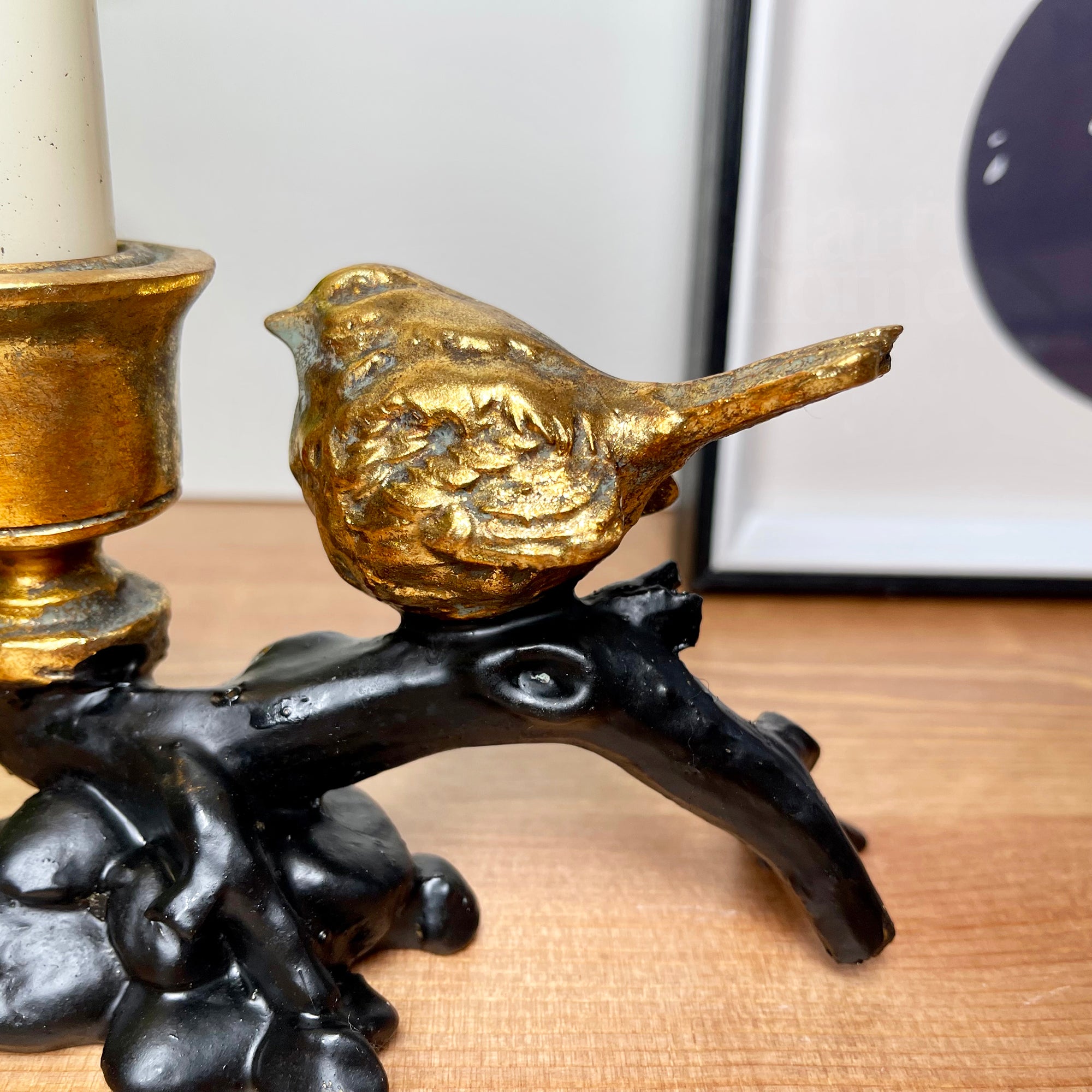 Kerzenhalter mit goldenem Rotkehlchen auf schwarzem Zweig