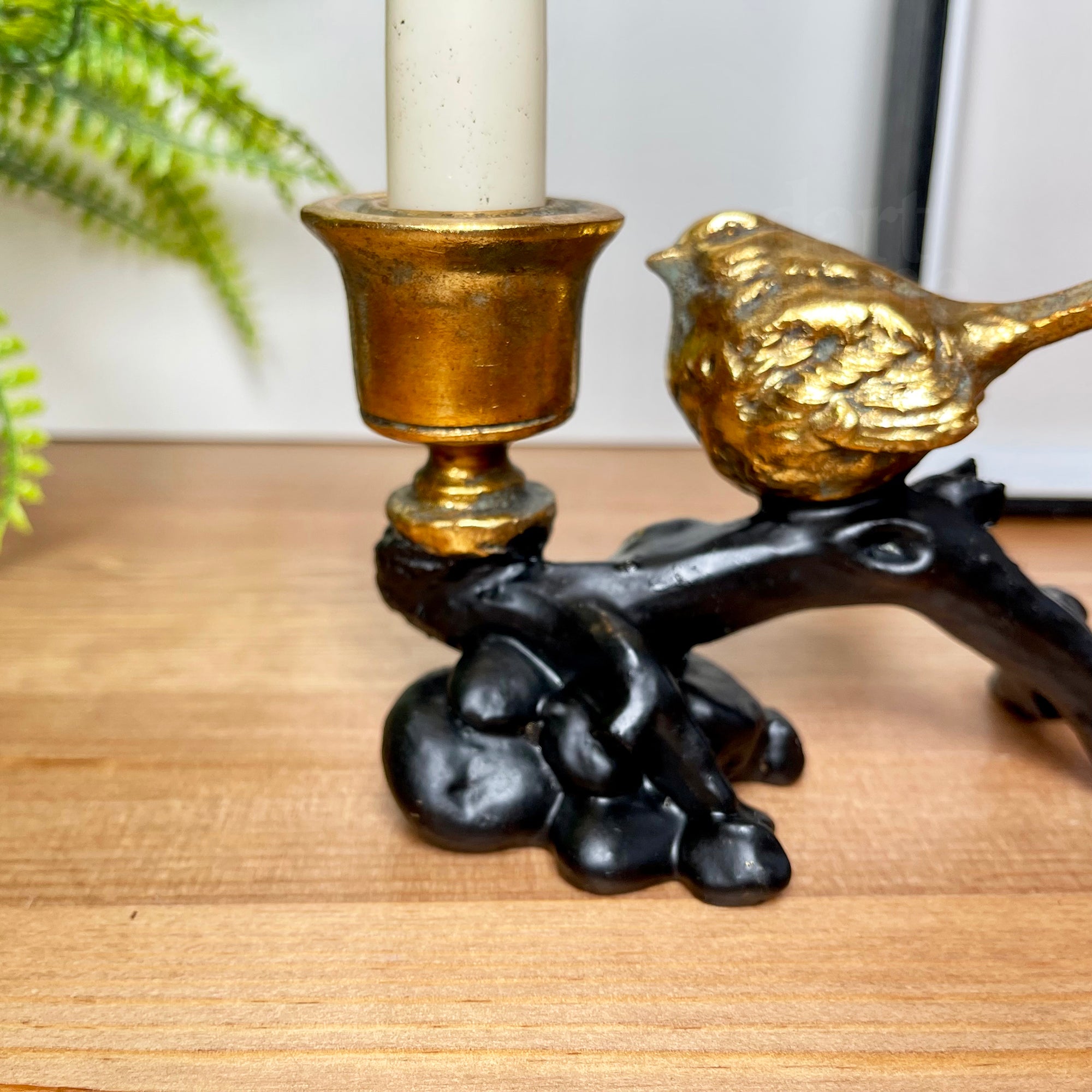 Kerzenhalter mit goldenem Rotkehlchen auf schwarzem Zweig