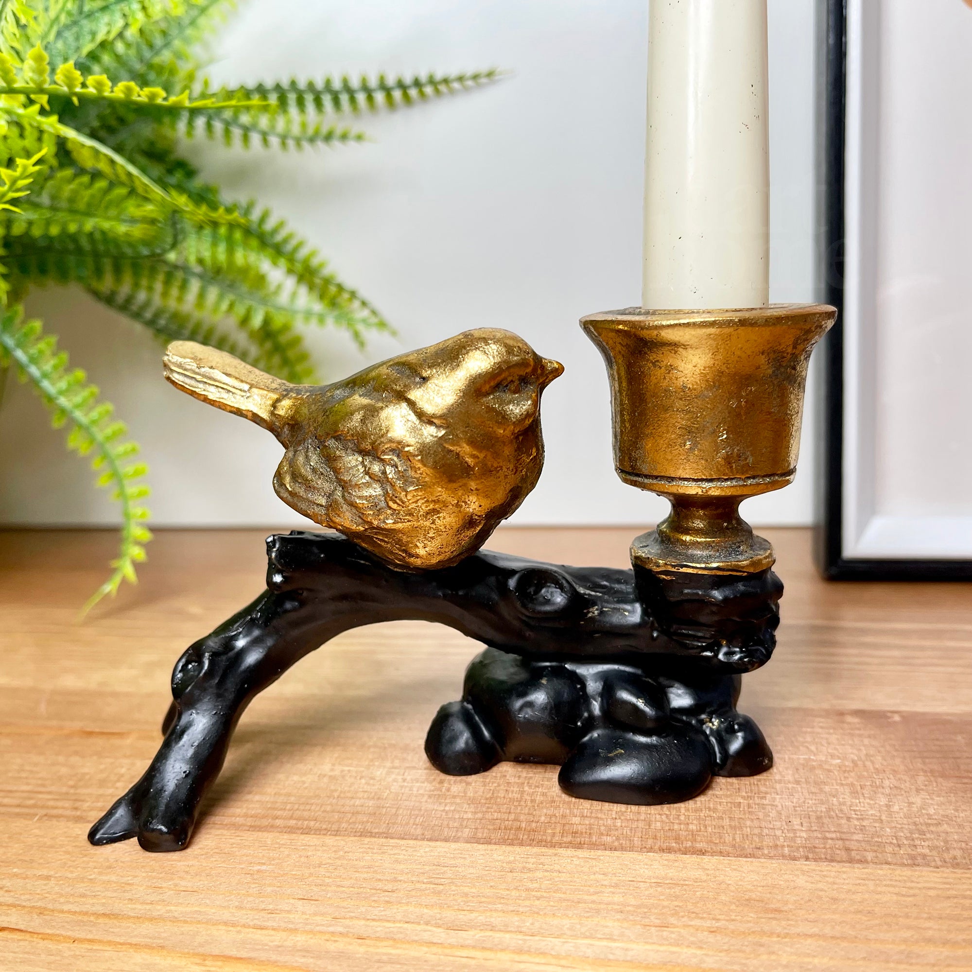 Kerzenhalter mit goldenem Rotkehlchen auf schwarzem Zweig
