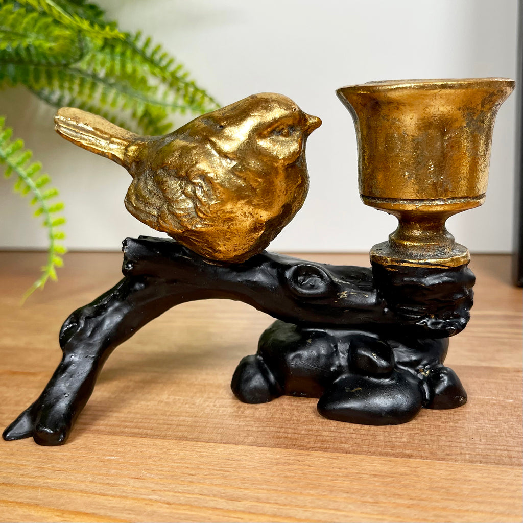 Kerzenhalter mit goldenem Rotkehlchen auf schwarzem Zweig