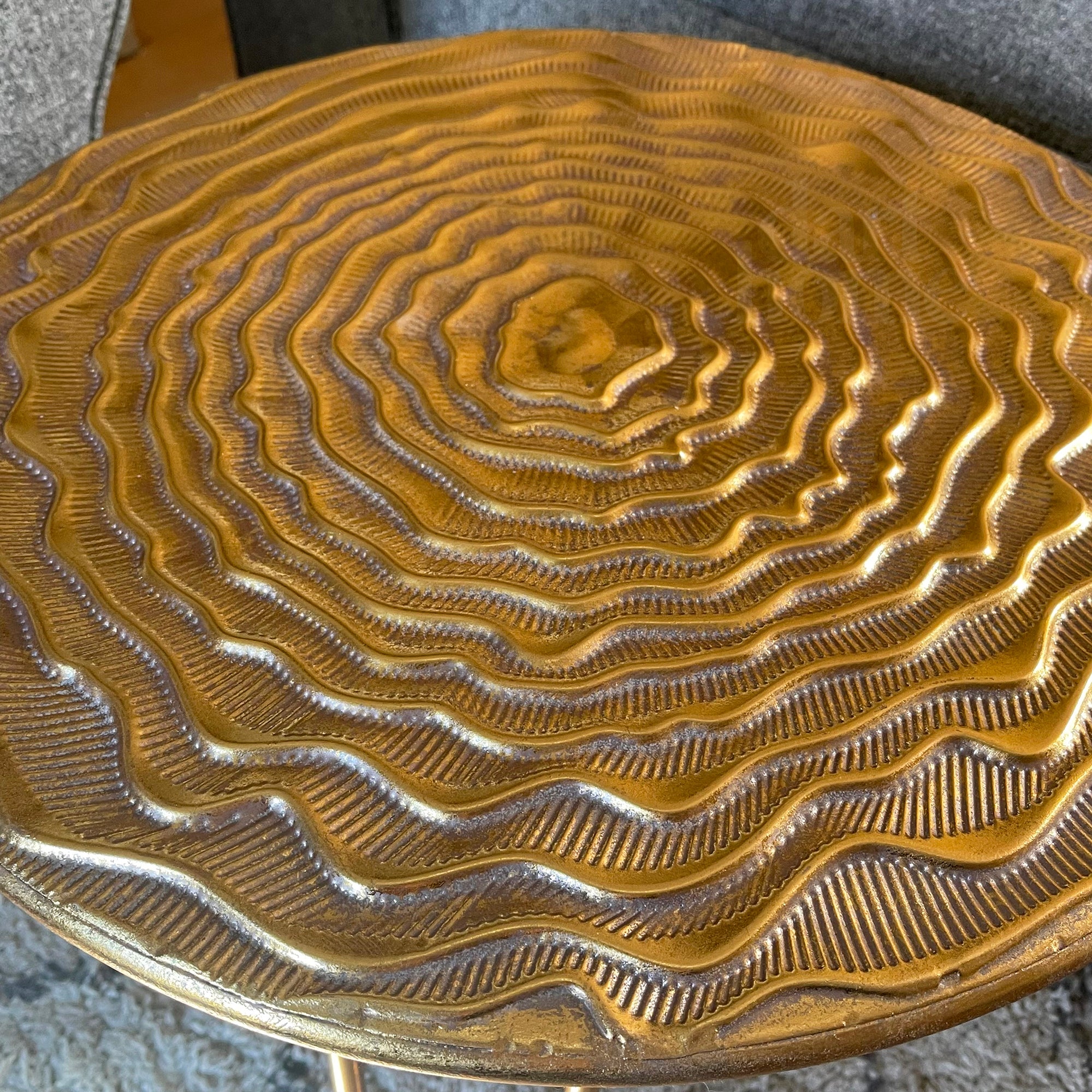 Goldener Wave-Beistelltisch