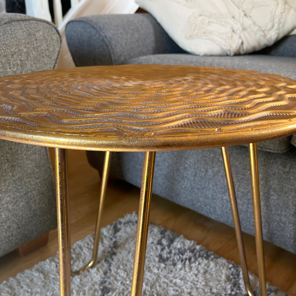 Goldener Wave-Beistelltisch